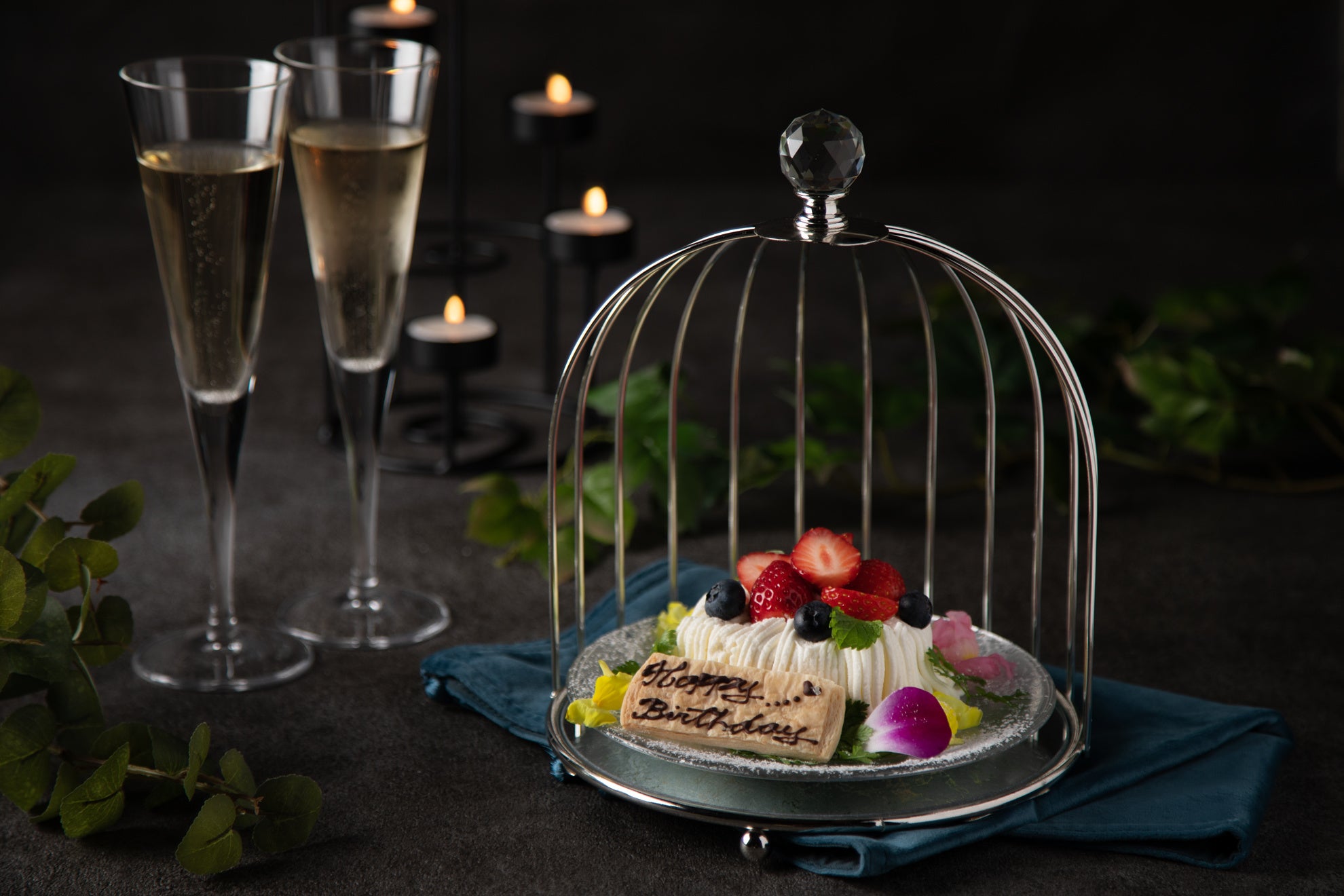 鳥籠に入ったブルーバード特製ケーキ