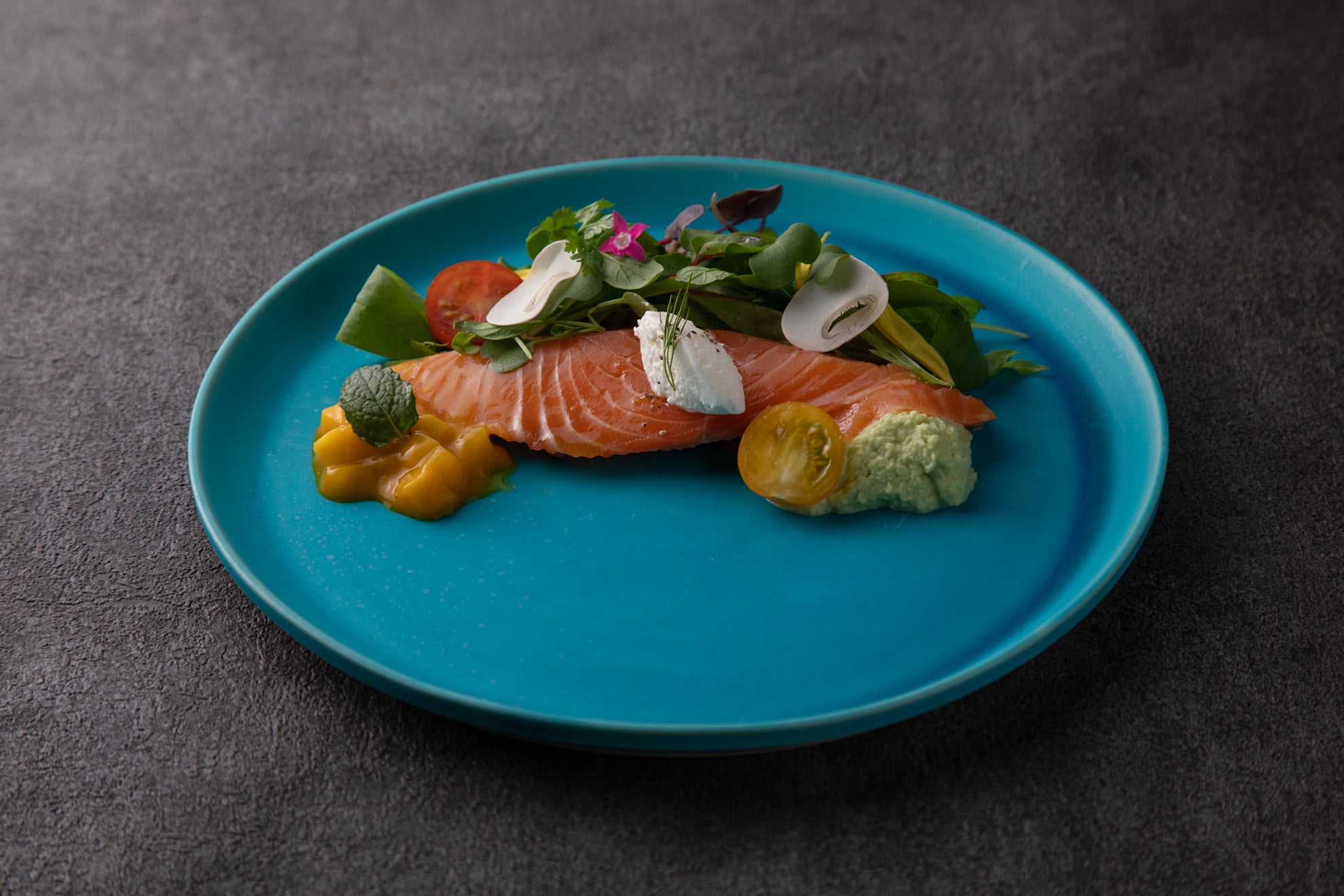 ディル風味のサーモンマリネ　レンズ豆とハーブサラダ添え