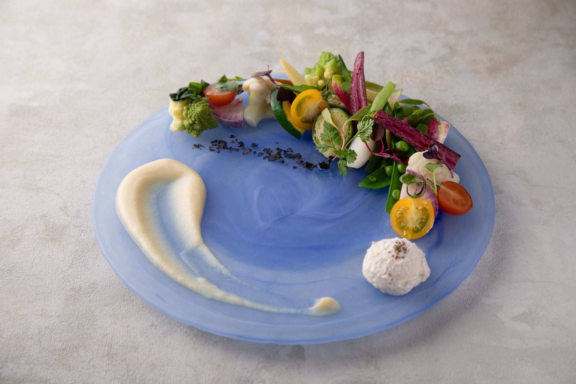 旬野菜と柴海農園野菜のバーニャカウダ　青森県産にんにくのアンチョビソース　1180円（税抜）