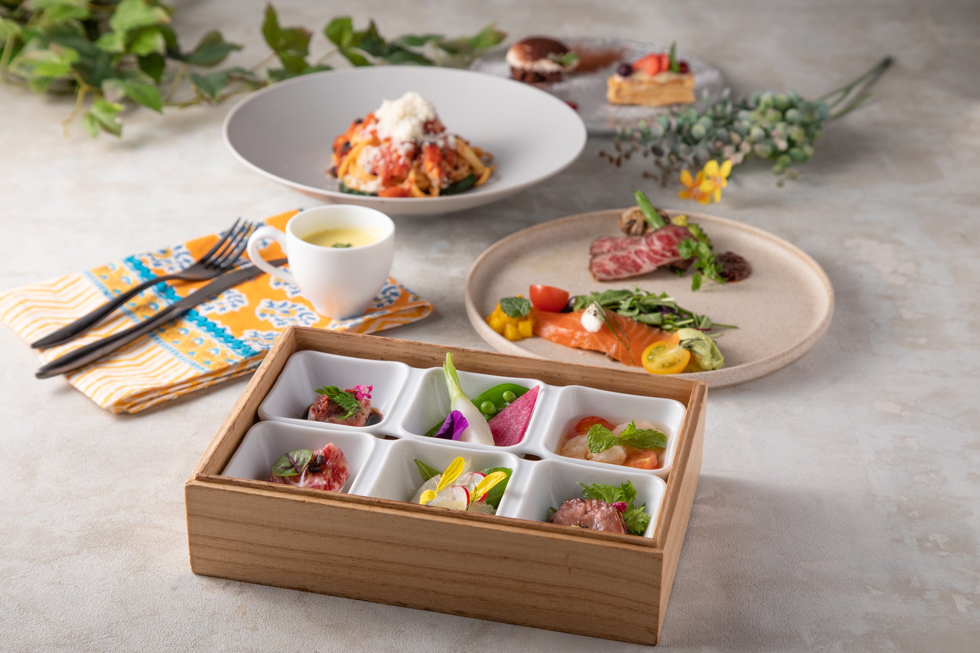 木箱に入った6種旬前菜とお肉お魚が楽しめるランチコース　1980円（税抜）