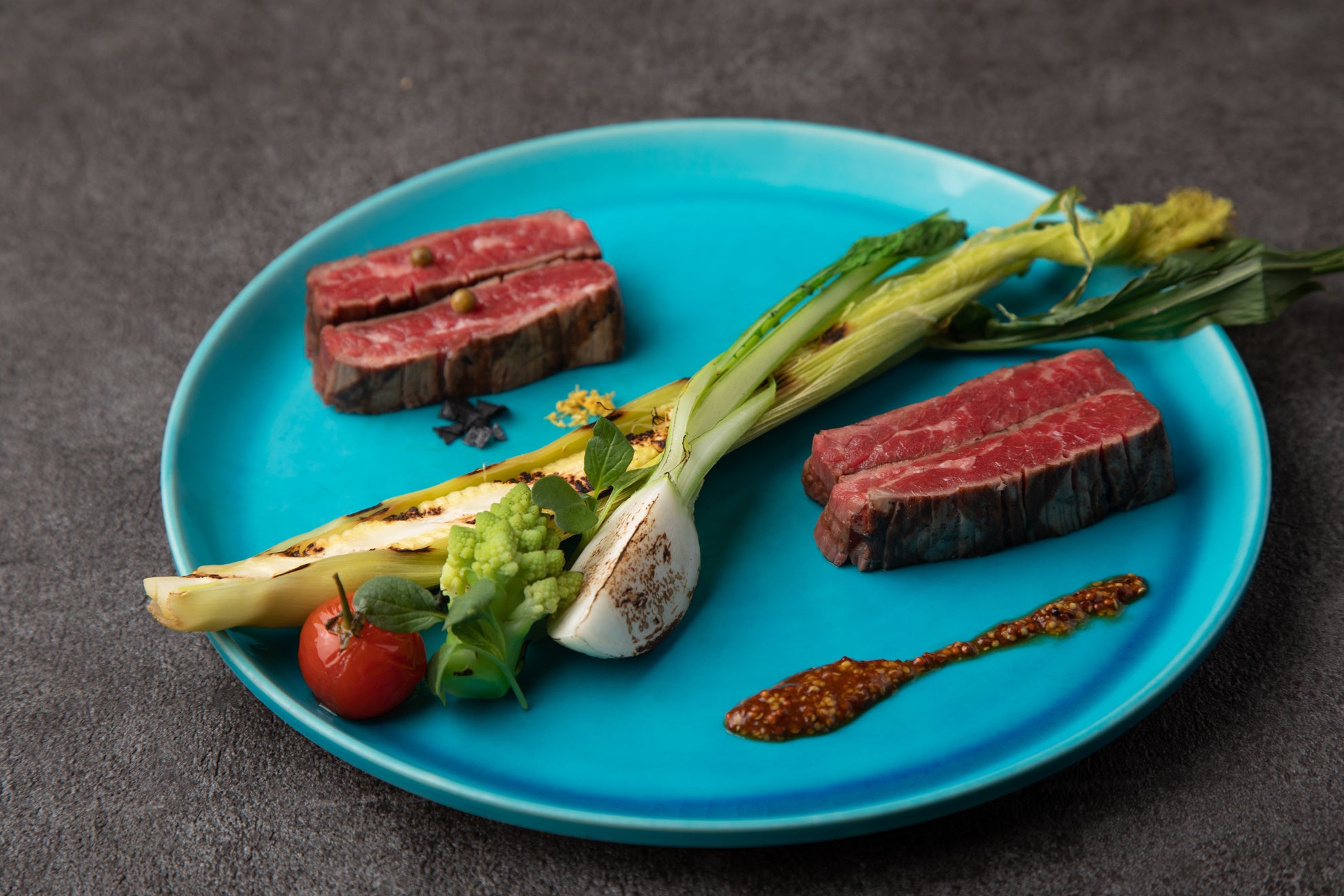 厳選牛のステーキ　旬旬野菜の石窯焼き添え　1680円（税抜）