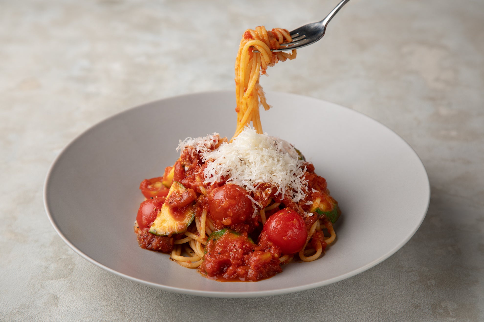 産直トマトと燻製ベーコンのアマトリチャーナ　1280円（税抜）