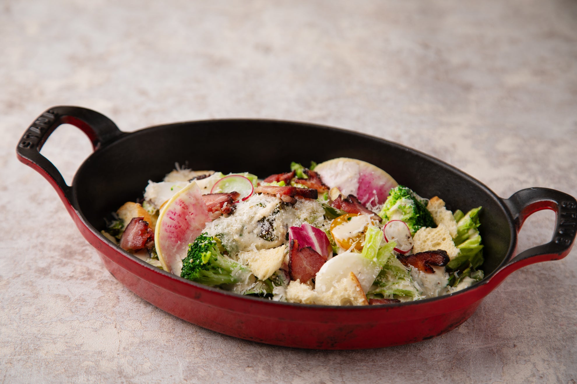 削りたてパルミジャーノチーズの瞬間石窯焼シーザーサラダ　830円（税抜）