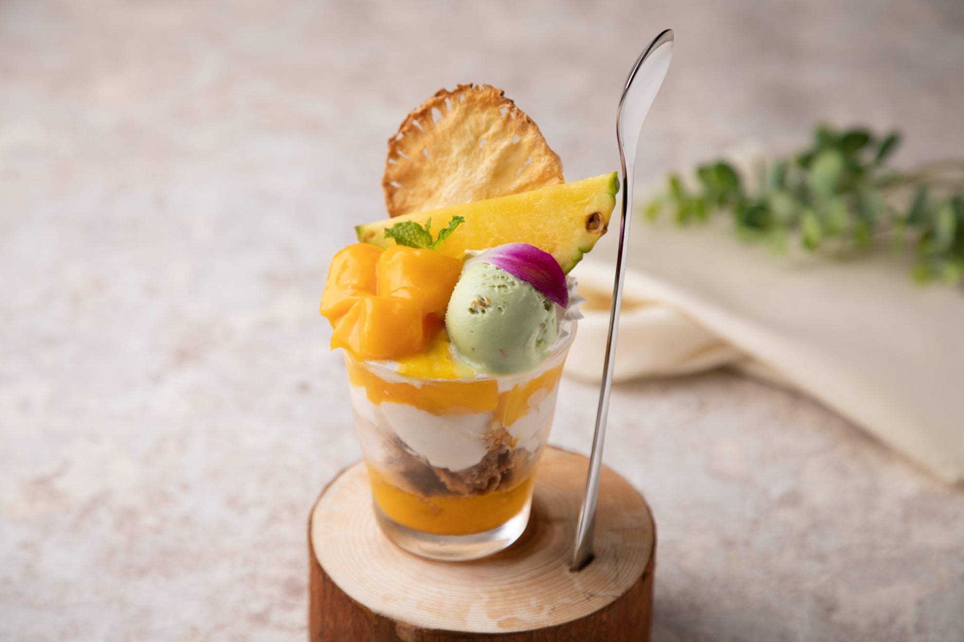 ココナッツパンナコッタ　ピスタチオアイス　季節のフルールパフェ仕立て　830円（税抜）