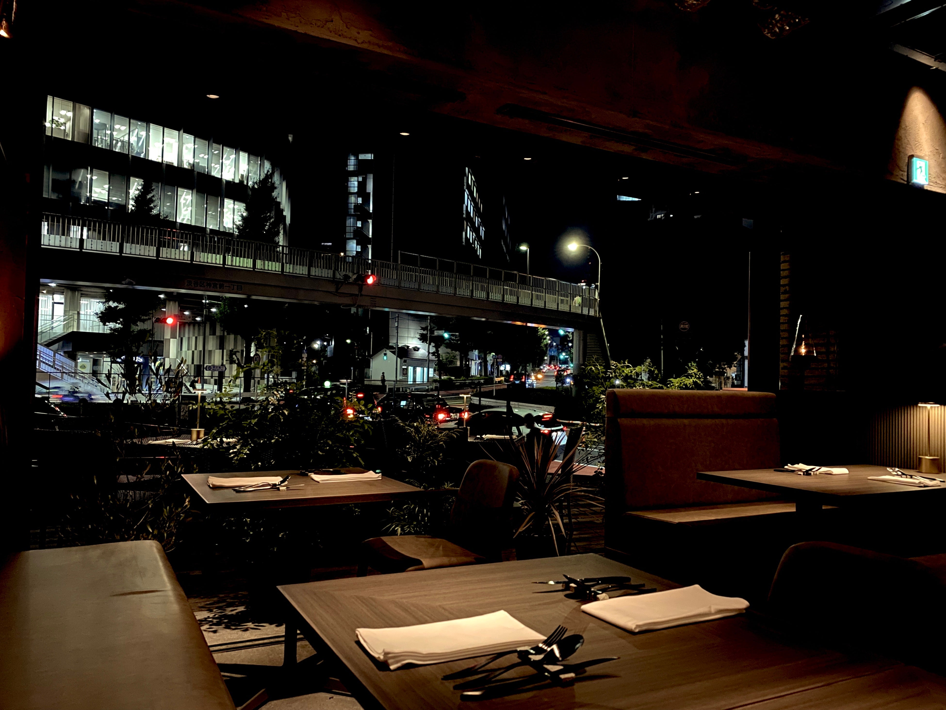 オープンエアなテラス席完備