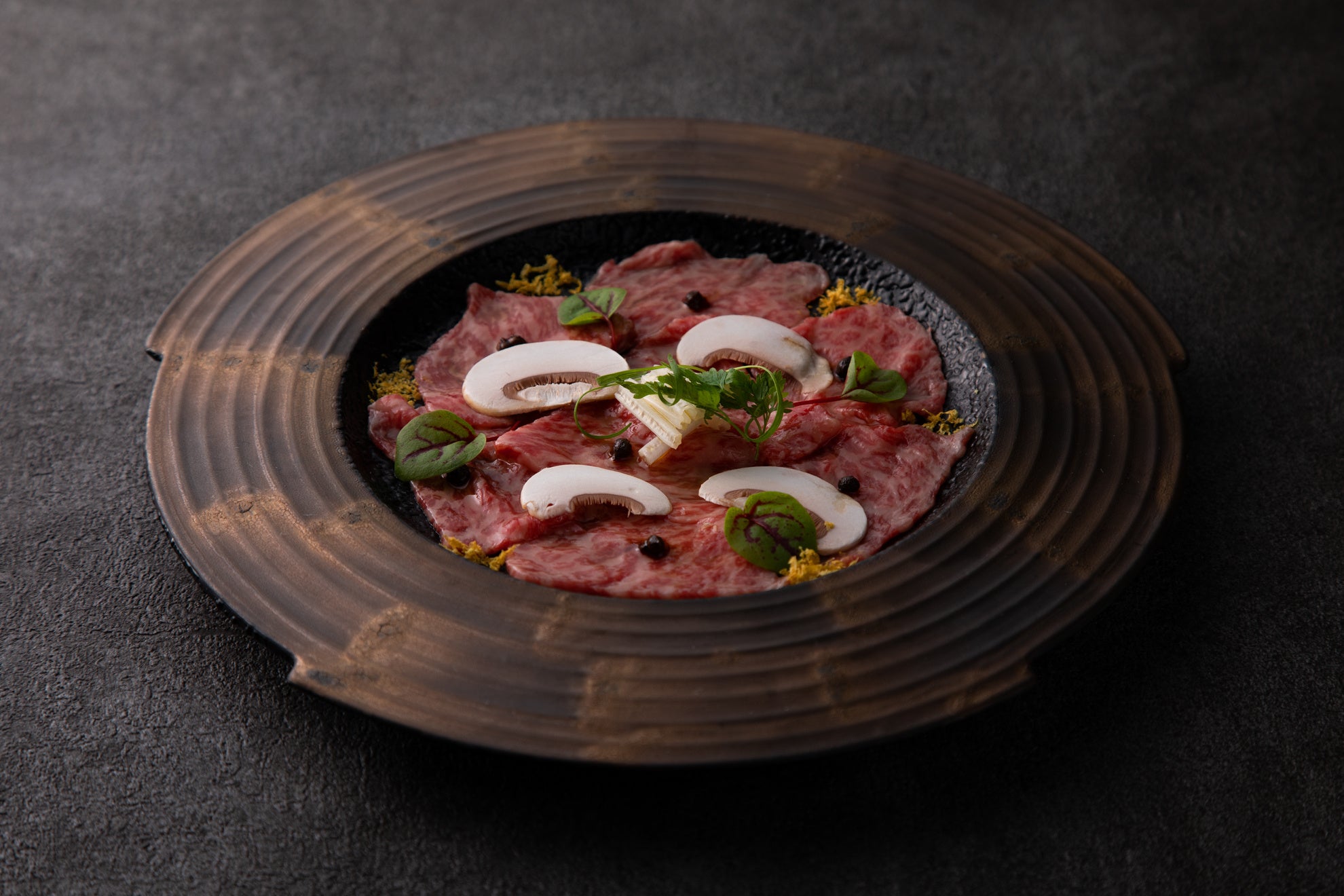 山形県産　黒毛和牛の霜降り牛刺し　1680円（1848円）