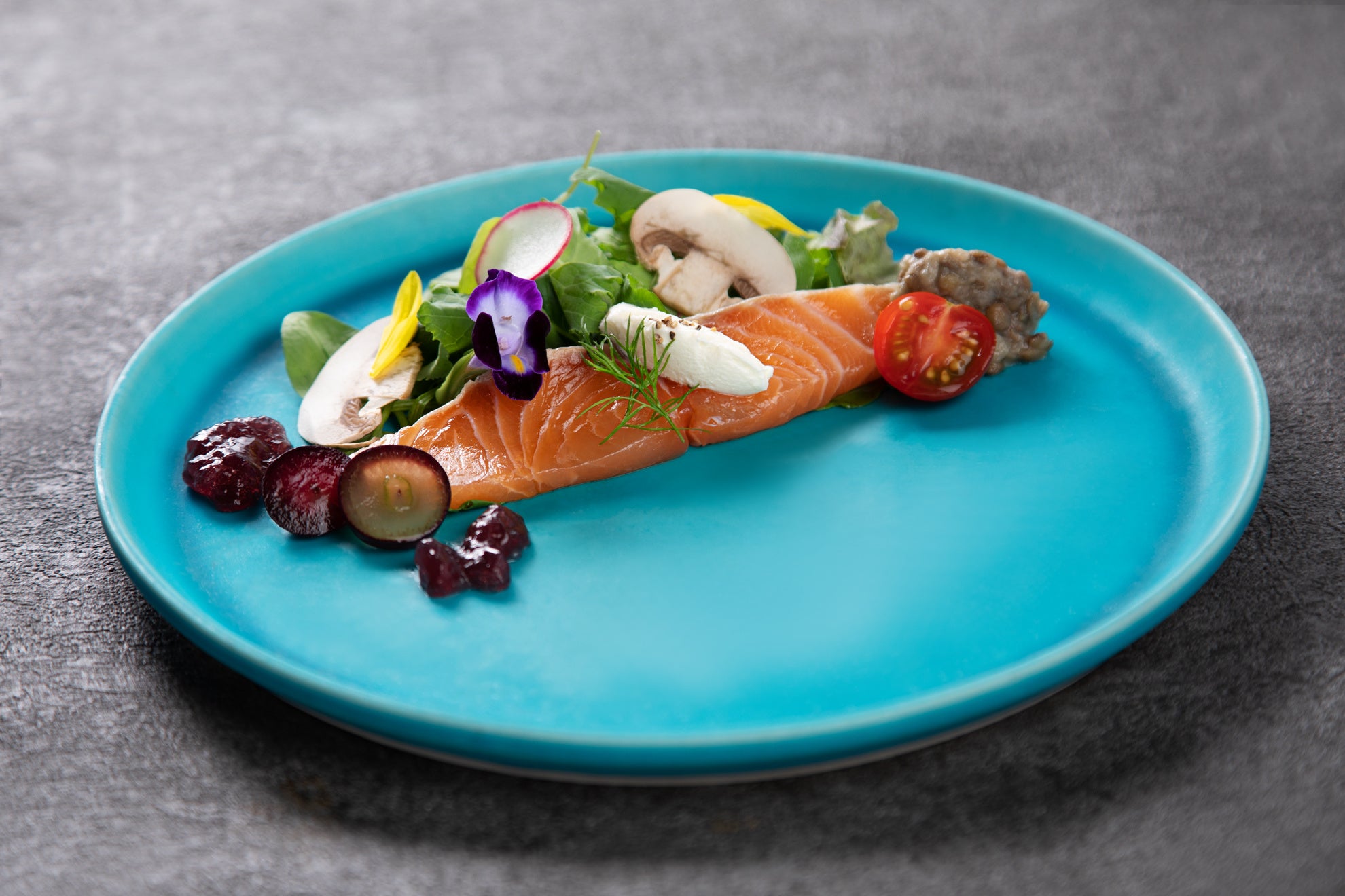 ディル風味のサーモンマリネ　レンズ豆とハーブサラダ添え　1180円（1298円）