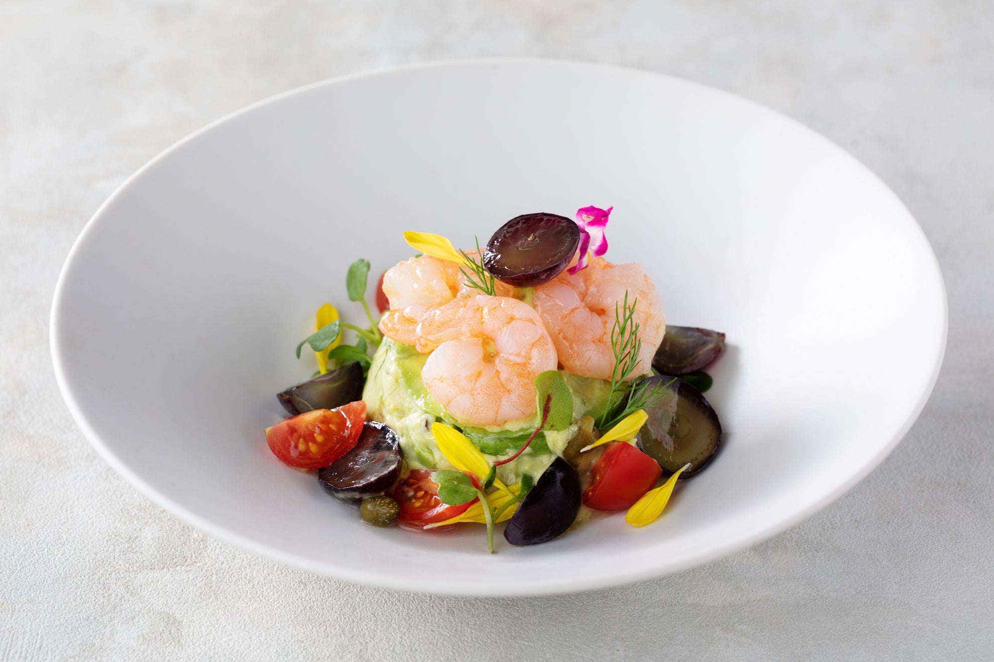 海老とアボカドと巨峰のタルタル仕立て　930円（1023円）