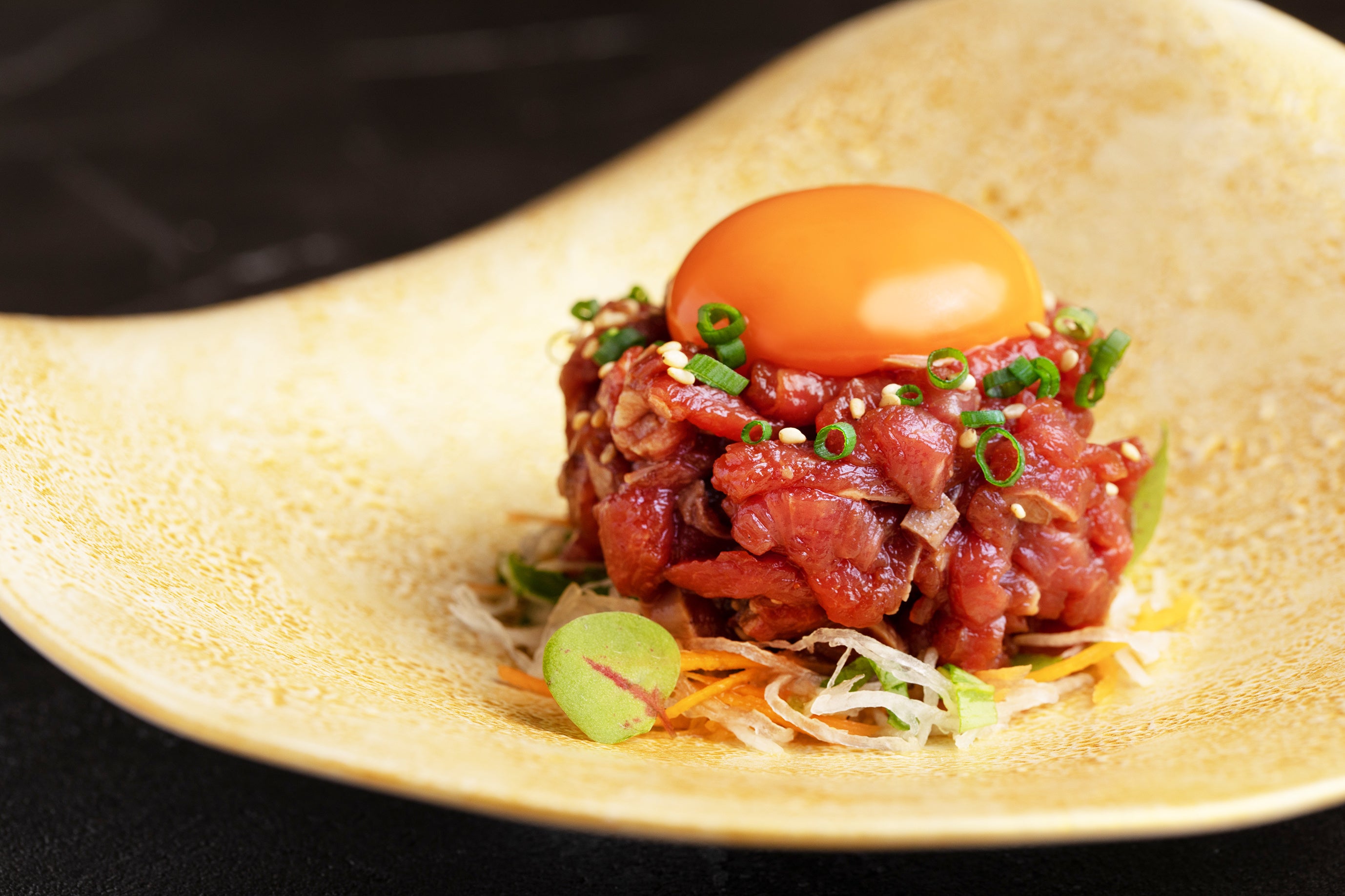 ラムフィレ肉の炙りユッケ