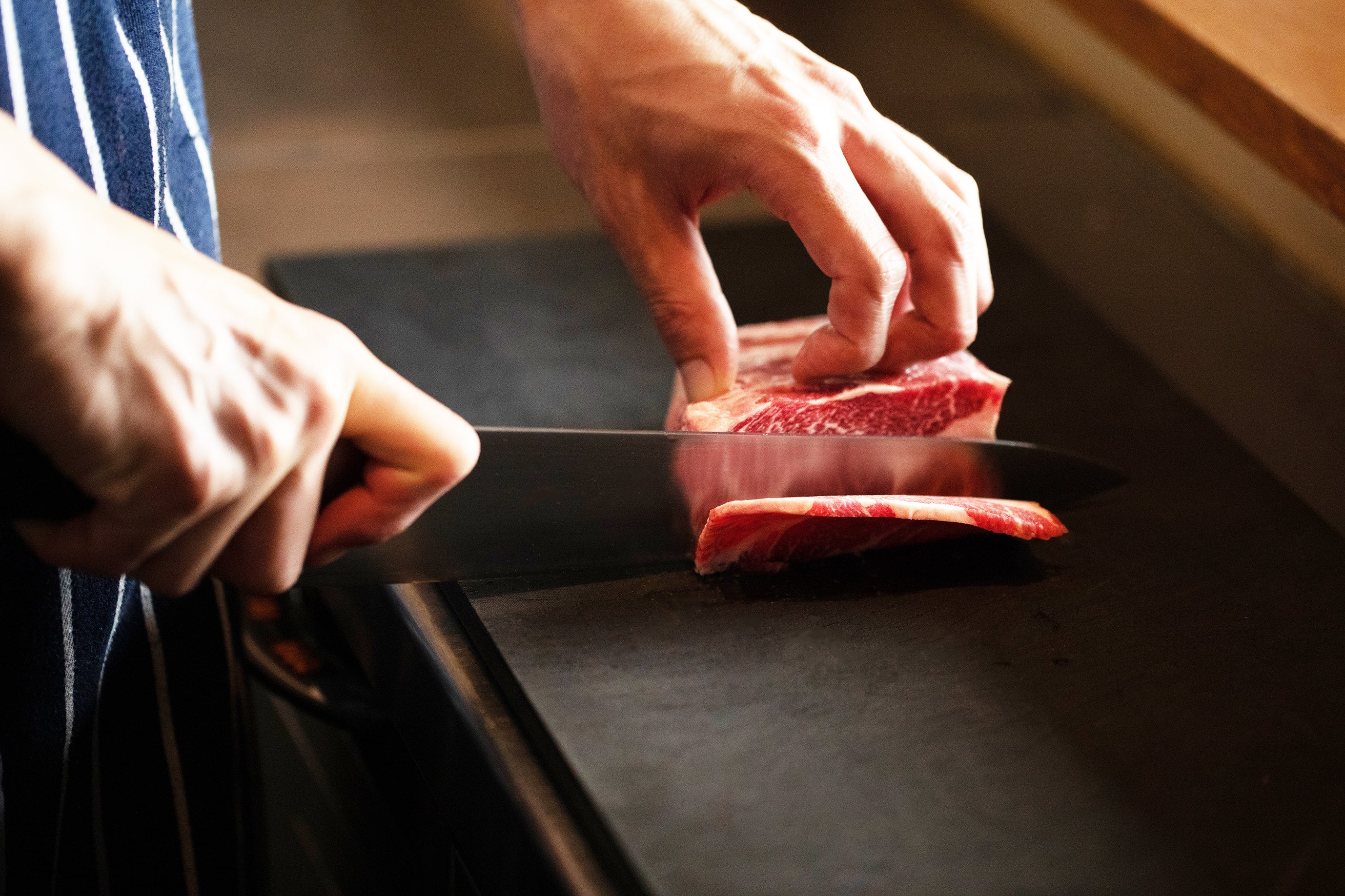 1枚1枚丁寧にカッティングしていきます