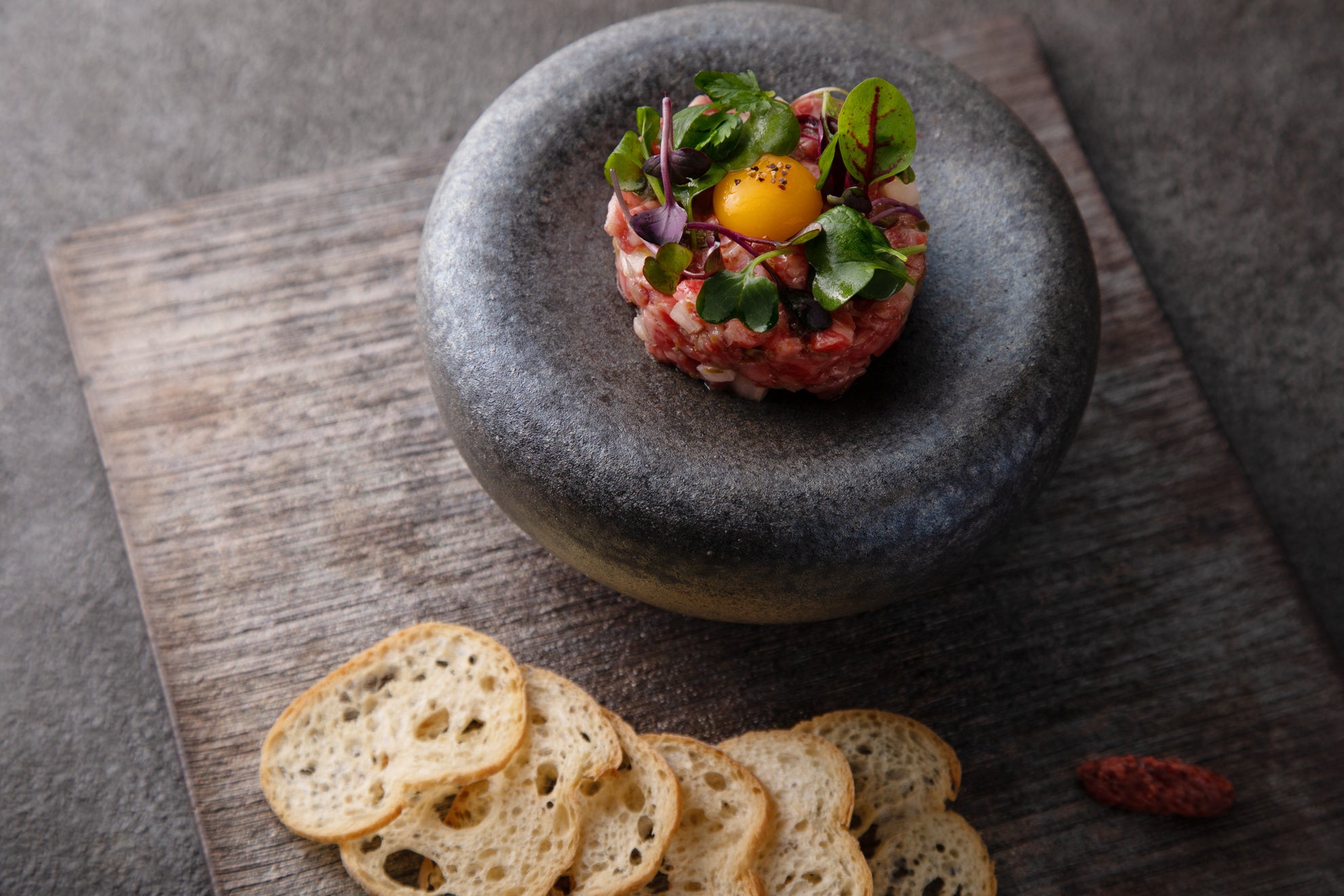 山形県産　黒毛和牛の生タルタル　1680円（税抜）