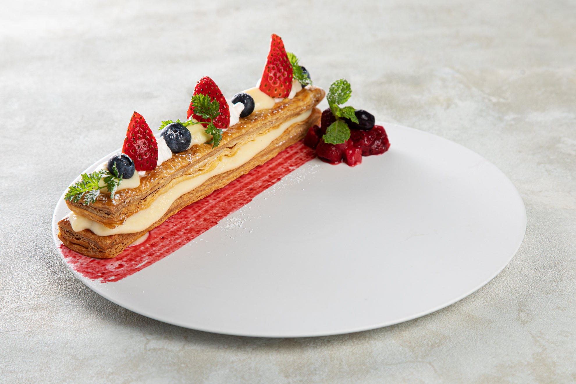 贅沢3種ベリーのミルフィーユ　780円（税抜）