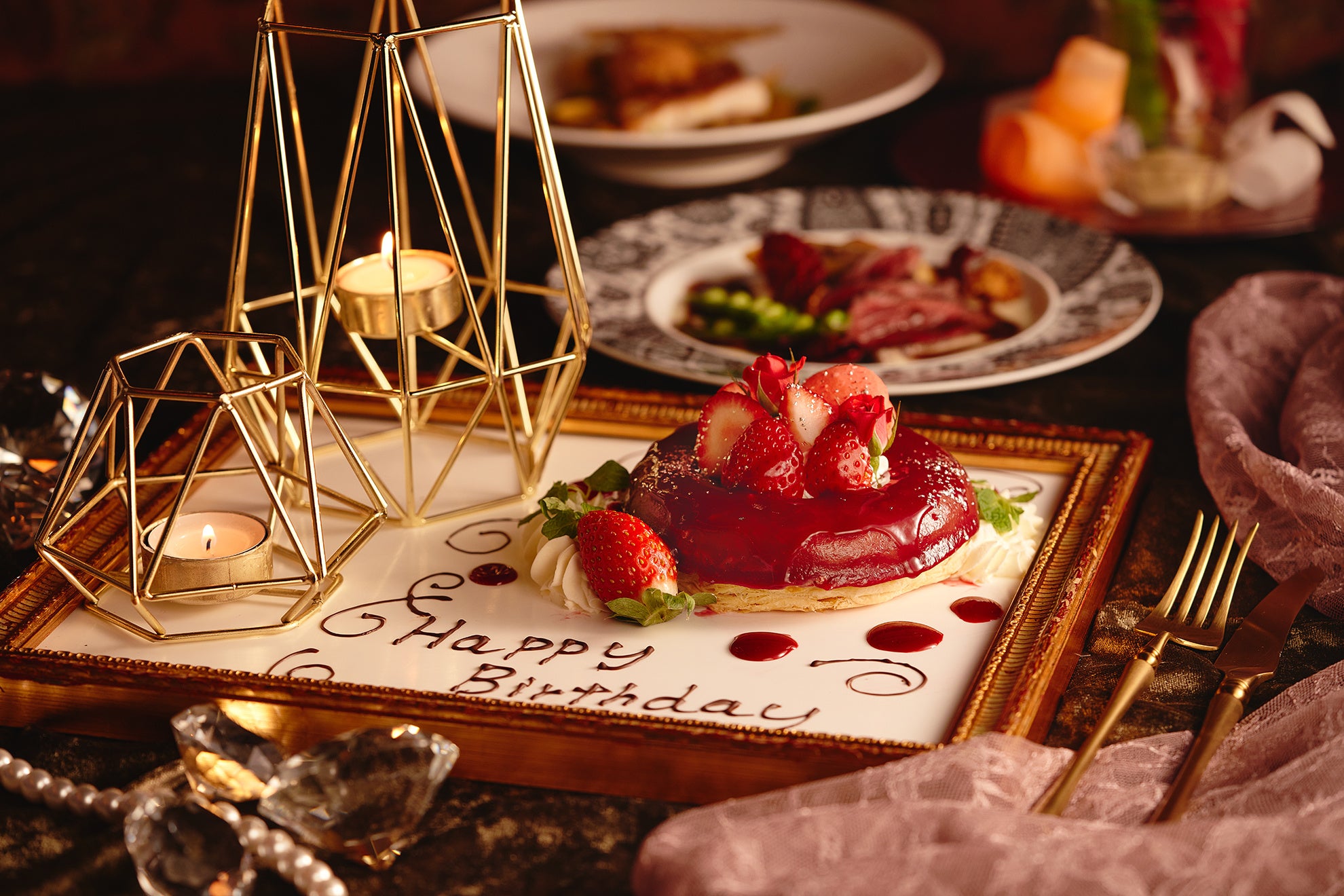 苺と天使のチョコレートムースのキャンドル額縁ケーキ　キャンドル付きでサプライズ