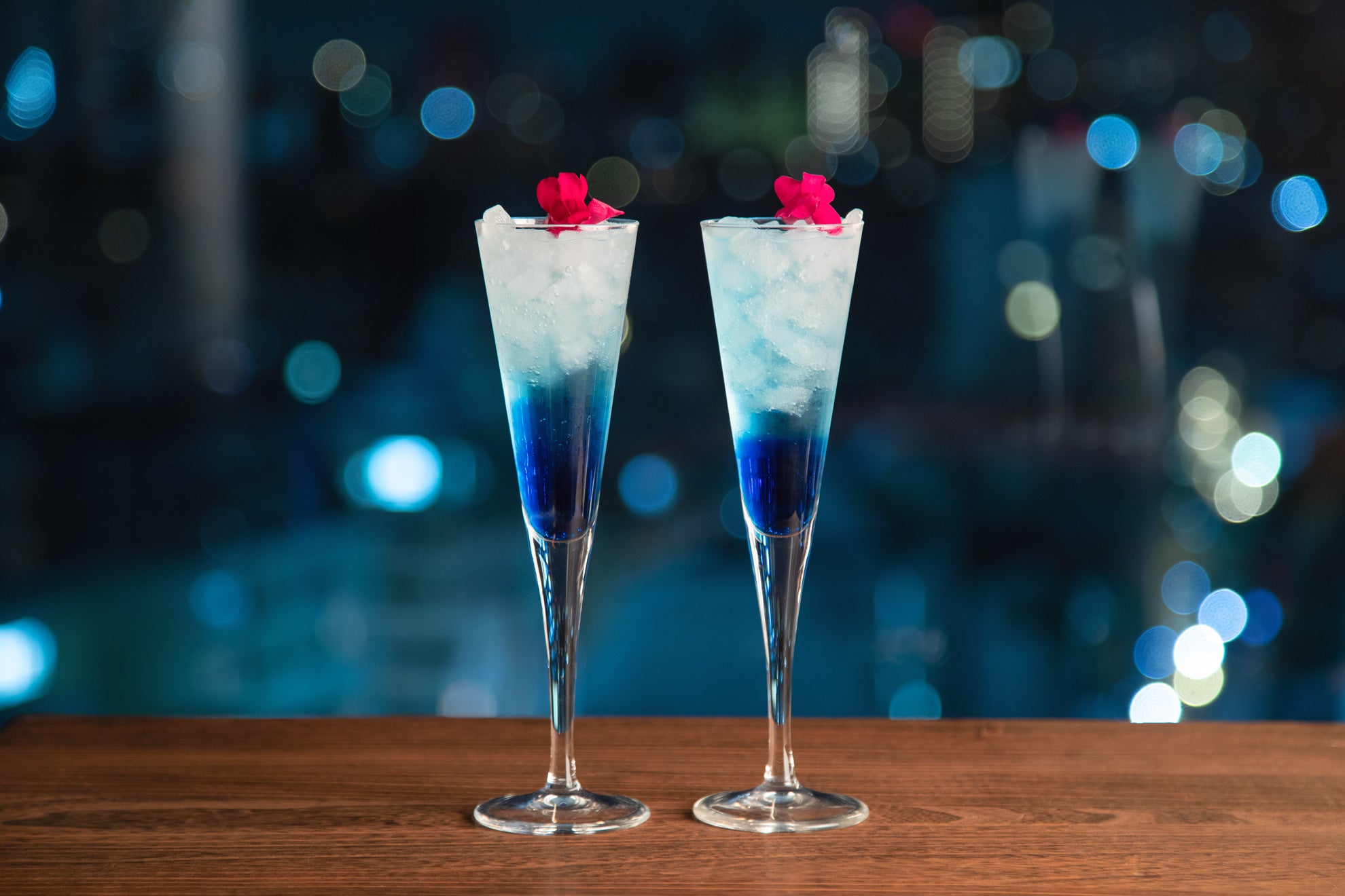 スミレのリキュールを使用し、ほんのり甘く爽やかに仕上げた大人気、渋谷ブルーバード特製　青の乾杯ドリンク【Blue bird】