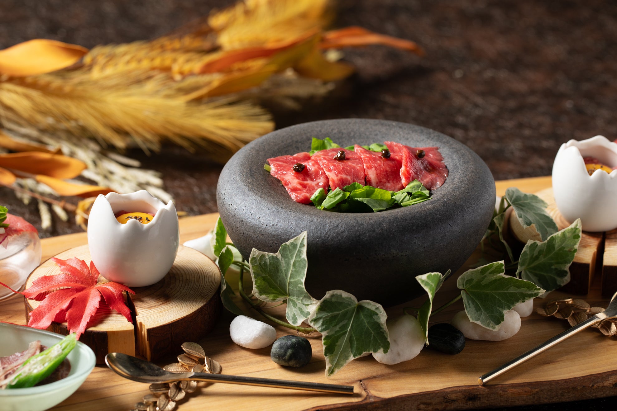 写真中央　山形県産黒毛和牛霜降り牛刺し