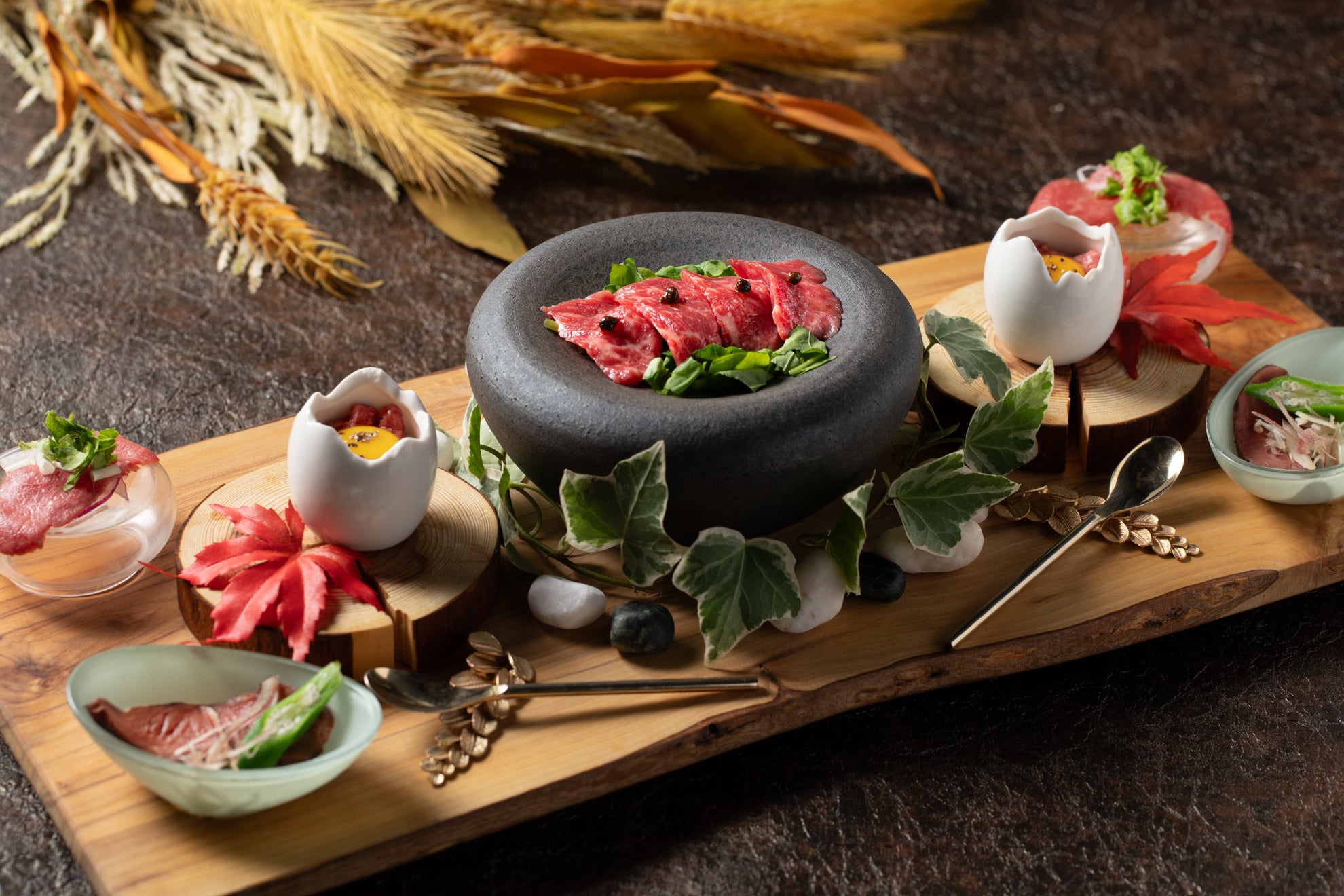 大人の贅を尽くした秋のプレミアム記念日コース。お一人様　6480円（税抜）　黒毛和牛前菜4種盛り