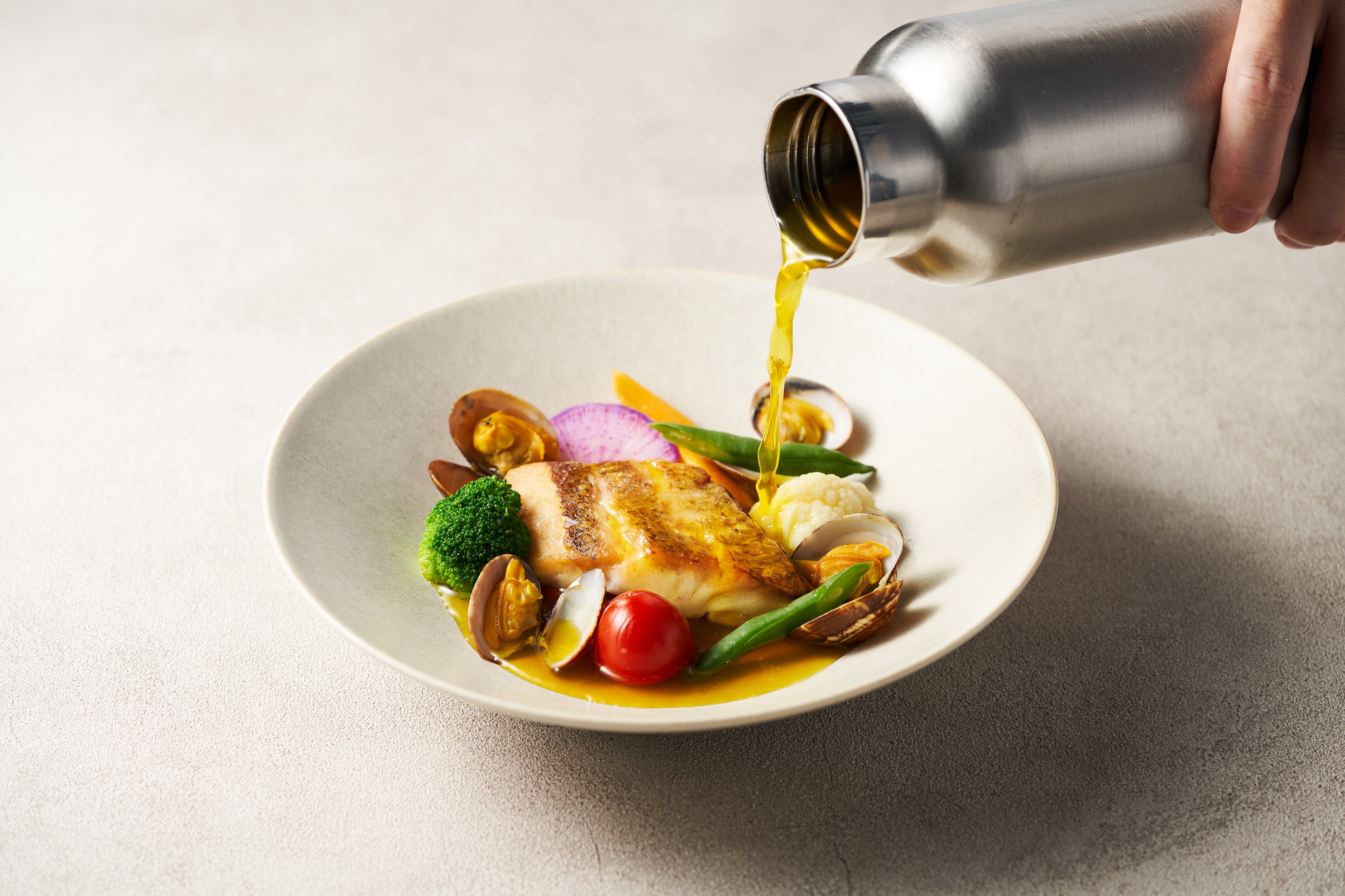 女性支持率No.1 真鯛のアクアパッツァ　自家製ドライトマトと黄金色のサフランソース