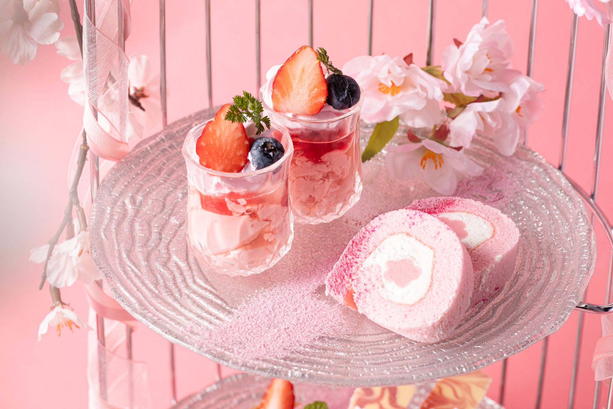 苺のパンナコッタ、桜のロールケーキ