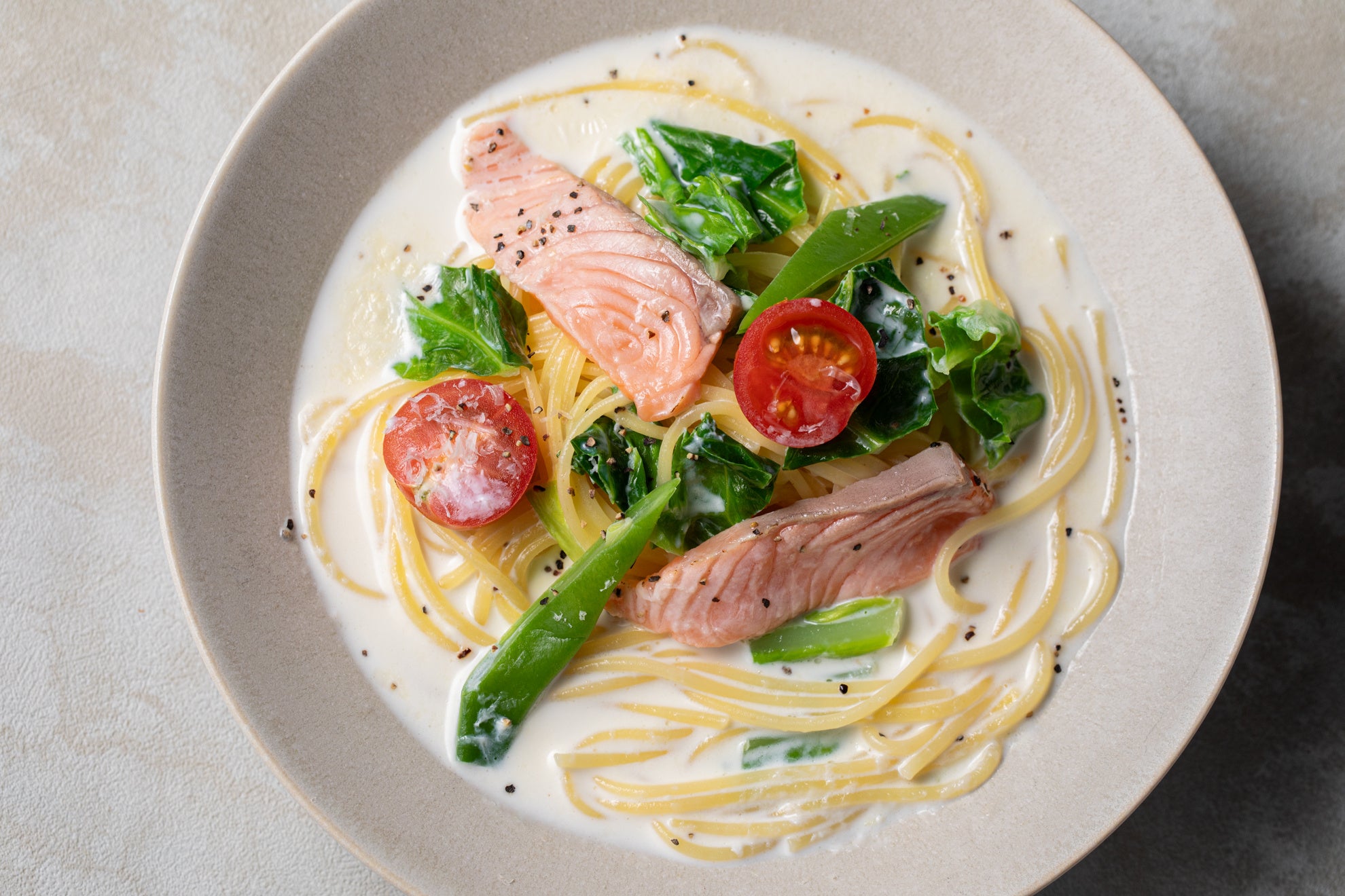 3月から新登場の選べるメイン　【春キャベツとサーモンのチャウダークリームパスタ】