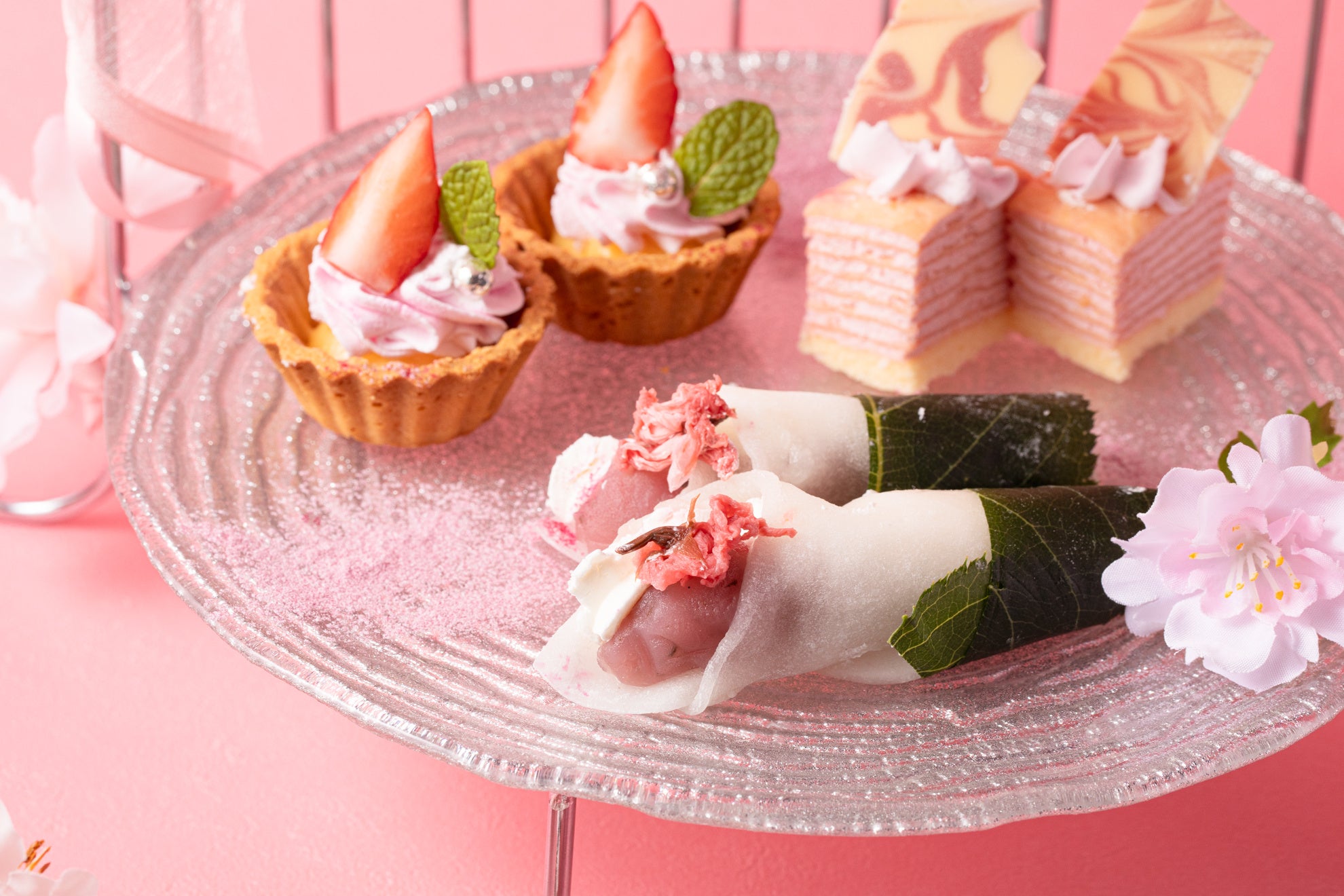 苺のタルト、桜のロールケーキとカンローリ仕立ての桜餅