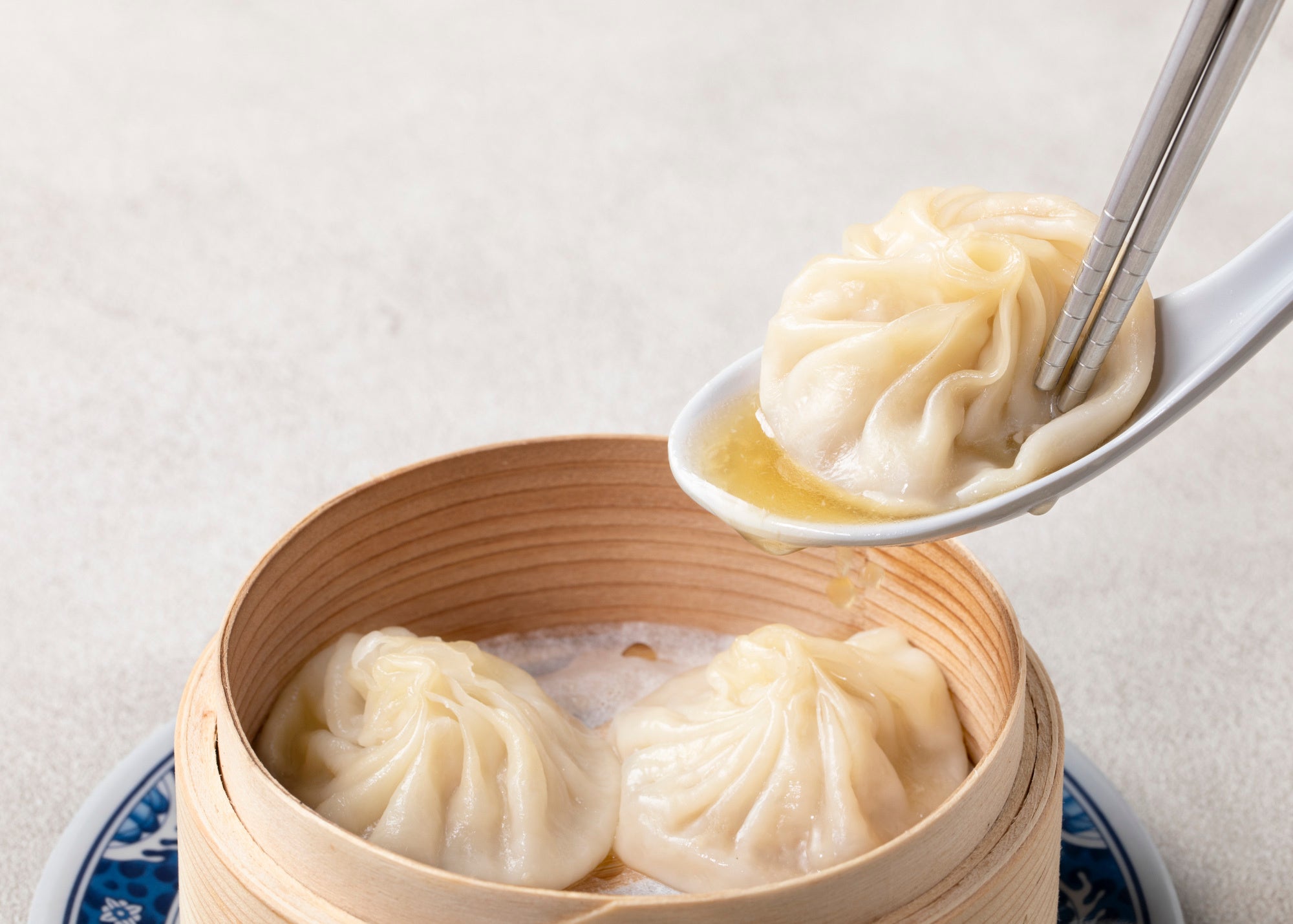 手包み小籠包1個　190円（209円）