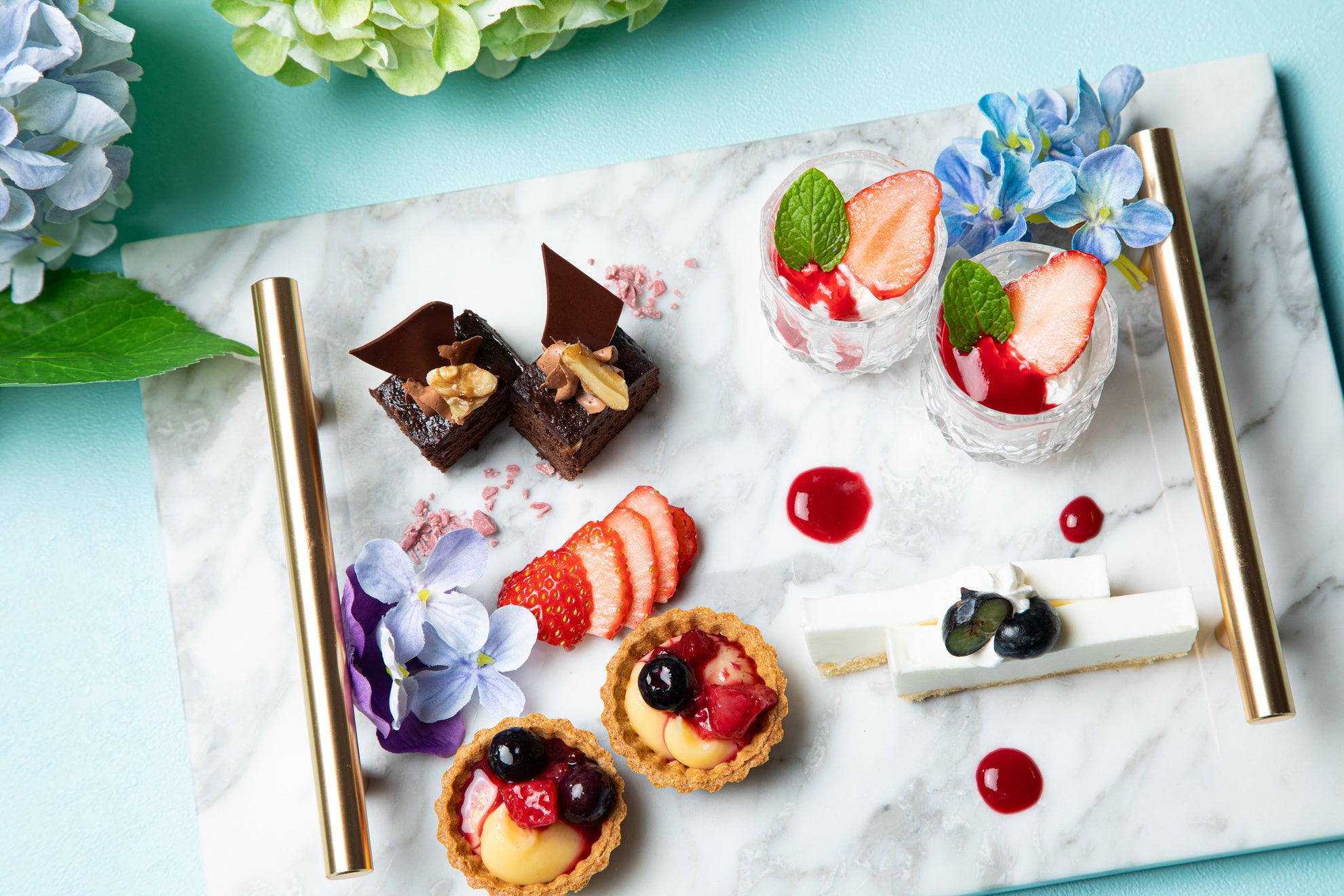 大理石プレートに彩られた4種のプティドルチェ