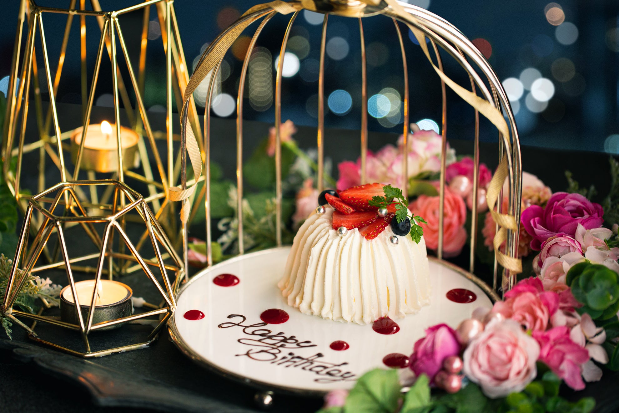 キャンドル付き鳥籠に入った記念日ケーキはお好きなメッセージが記載可能