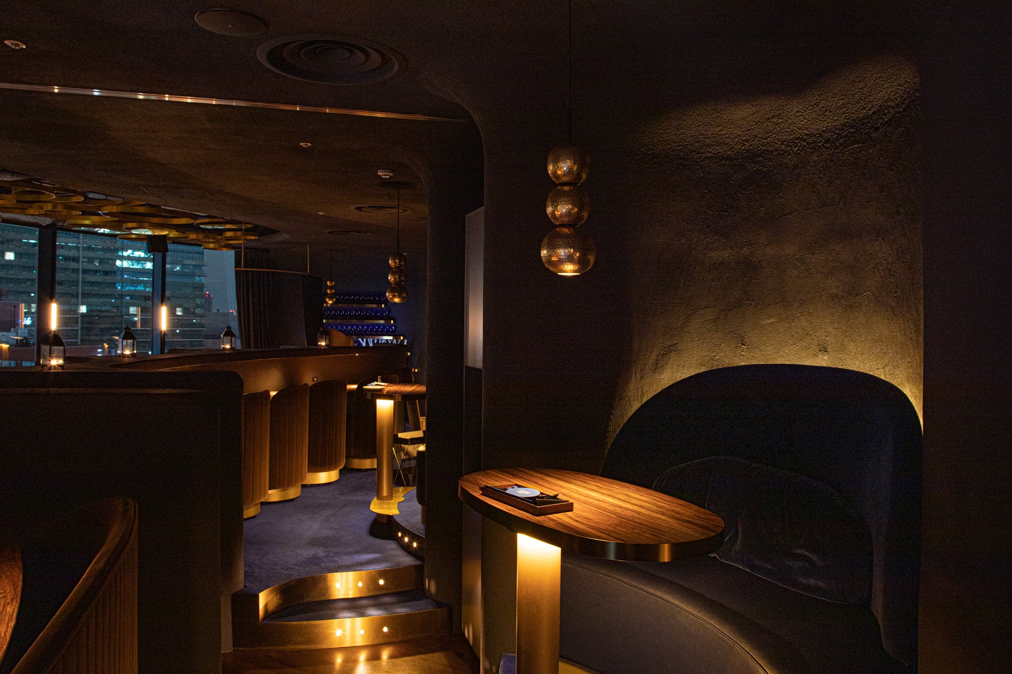 友人同士や気兼ねなく利用できる【窓側3列目】、一番後ろから夜景を眺めたい方は【4列目洞窟ハイバック席】