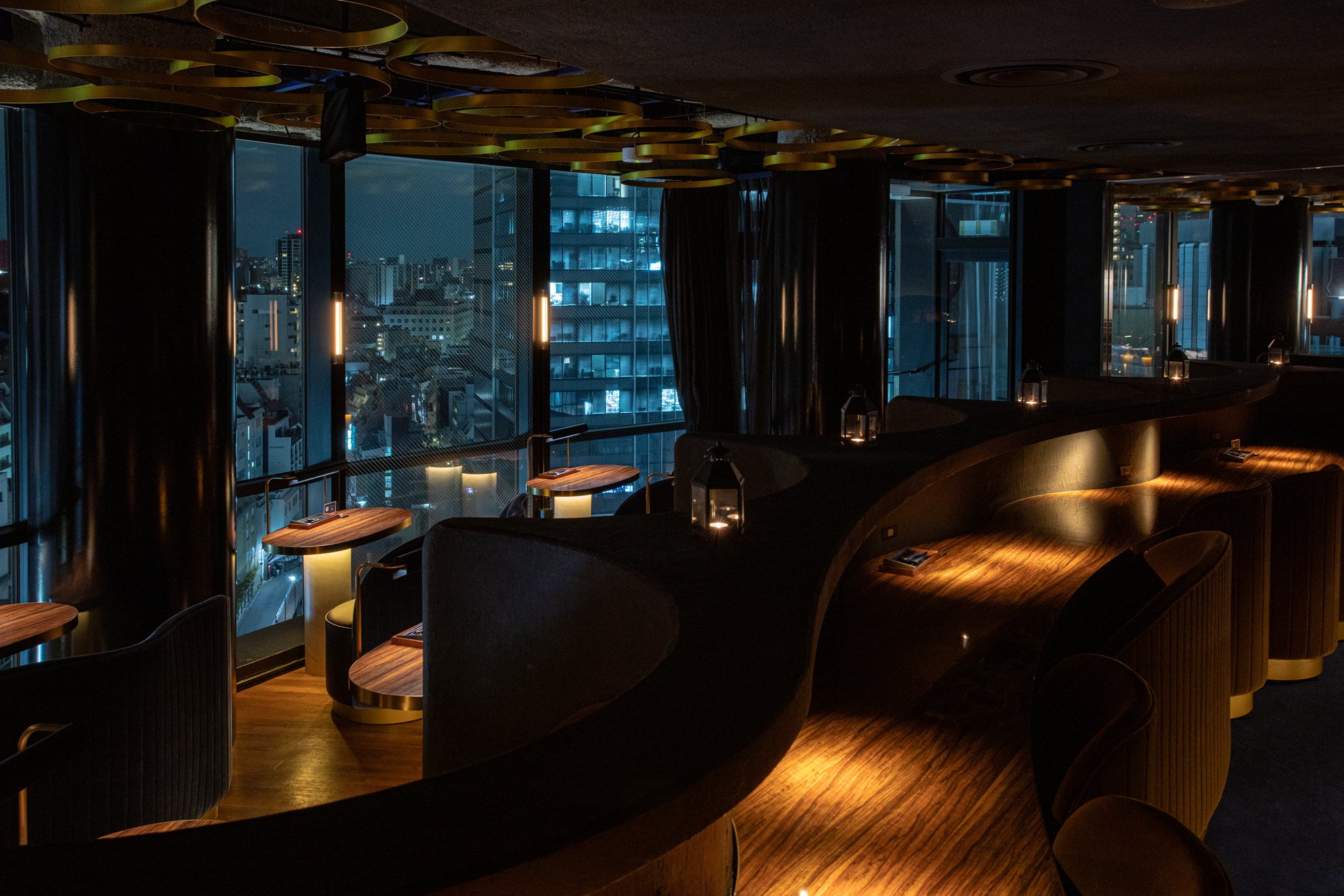 夜景の目の前、予約必須の特等席【窓側1列目】。どこからの視線も気ならない洞窟ハイバックの【2列目】