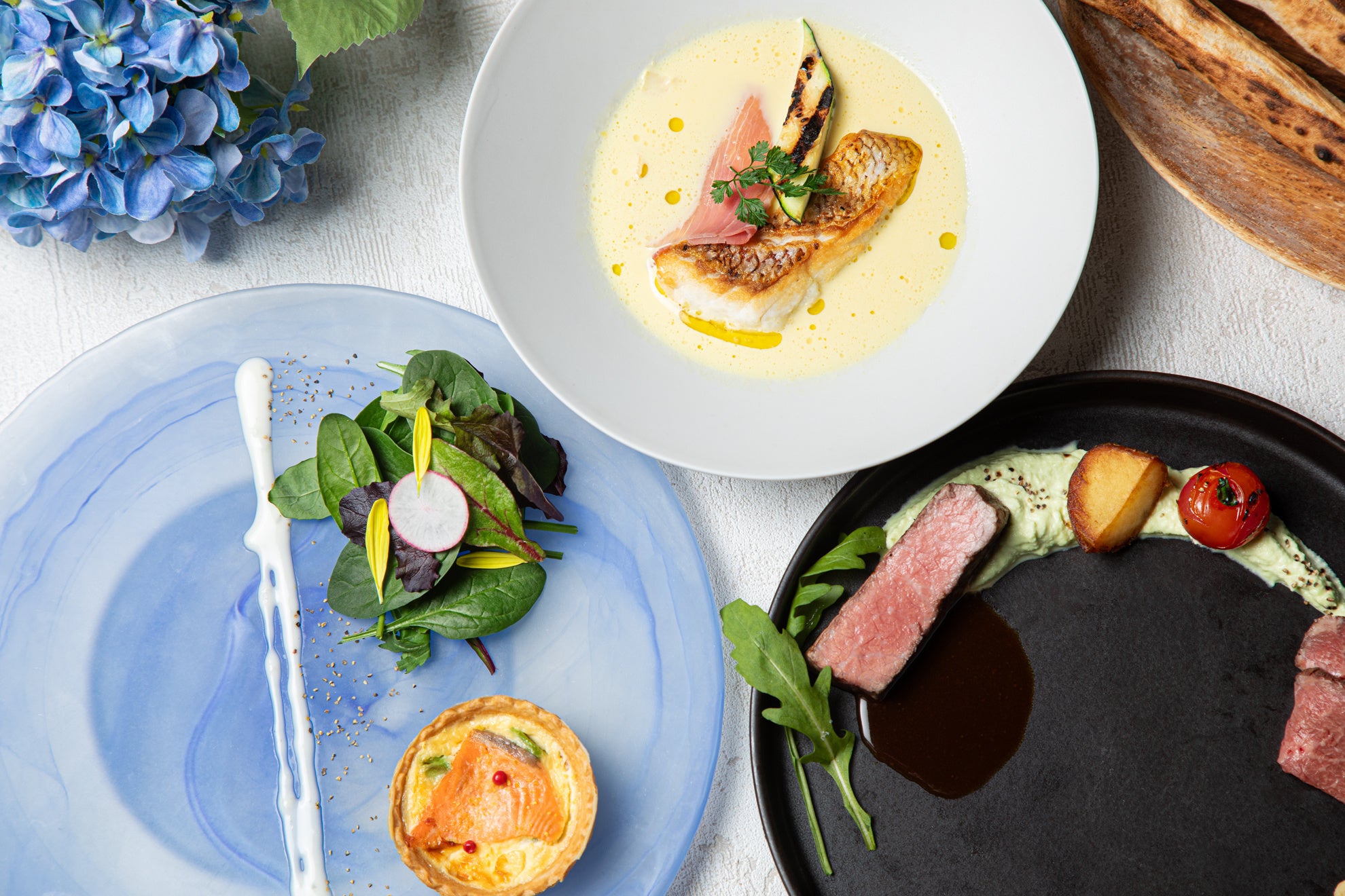 初夏の季節野菜を使用したタルトや、真鯛のポワレでは目の前で注がれ完成する季節のスープ。黒毛和牛のグリルとローストビーフの食べ比べなどが続く。