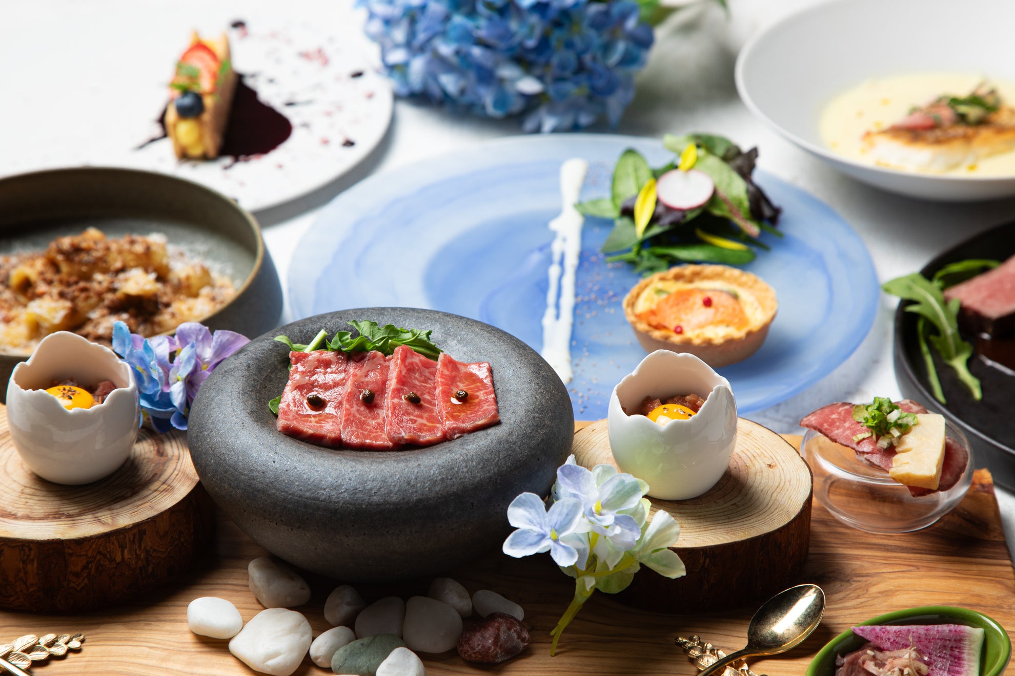 山形県産黒毛和牛　霜降り牛刺し／宮崎県産黒毛和牛を使用したタルタル、牛カルパッチョ、低温調理黒毛和牛ハツのタタキ