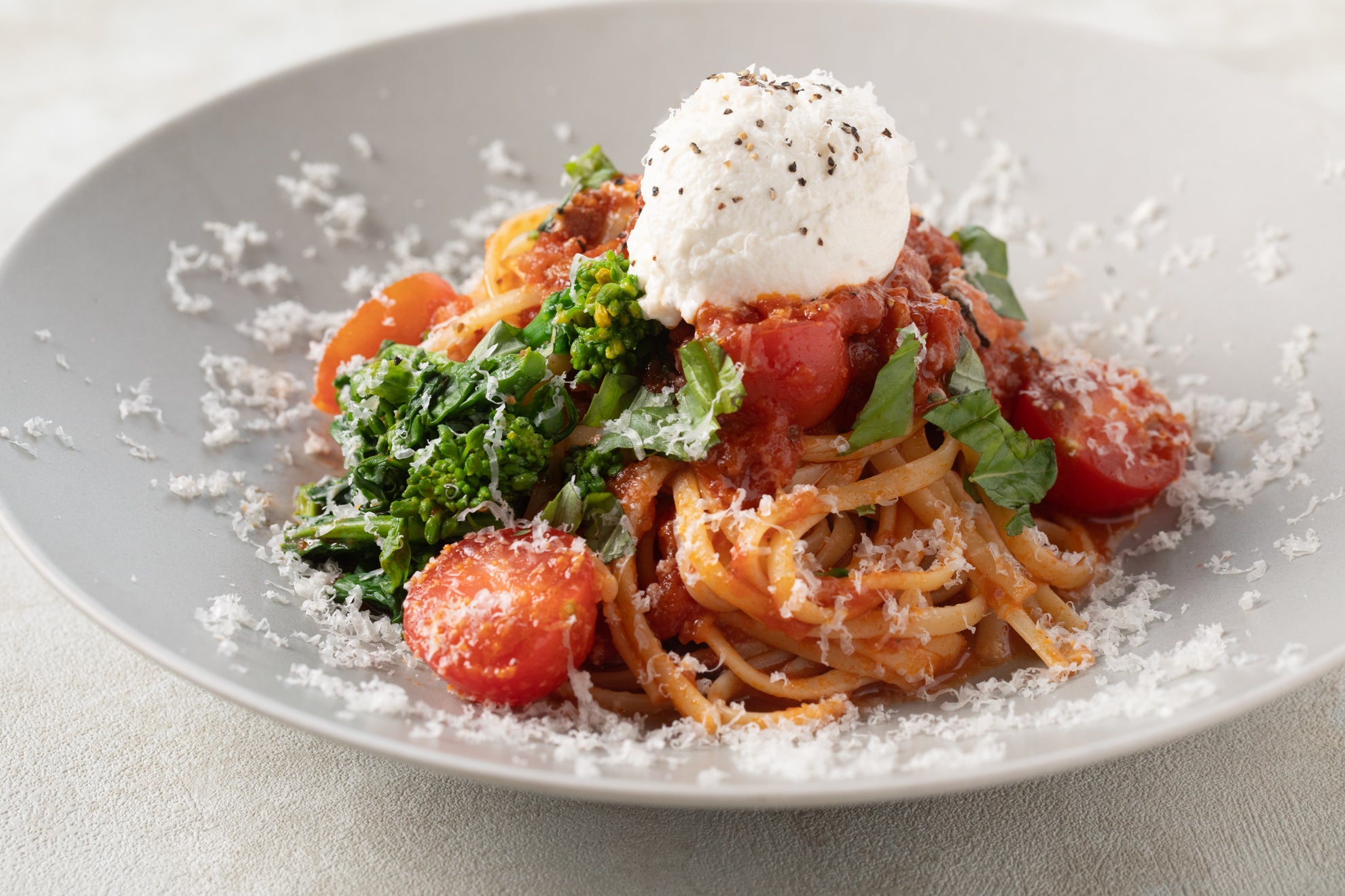 選べるメインでも人気のフレッシュバジルとリコッタチーズのポモドーロ