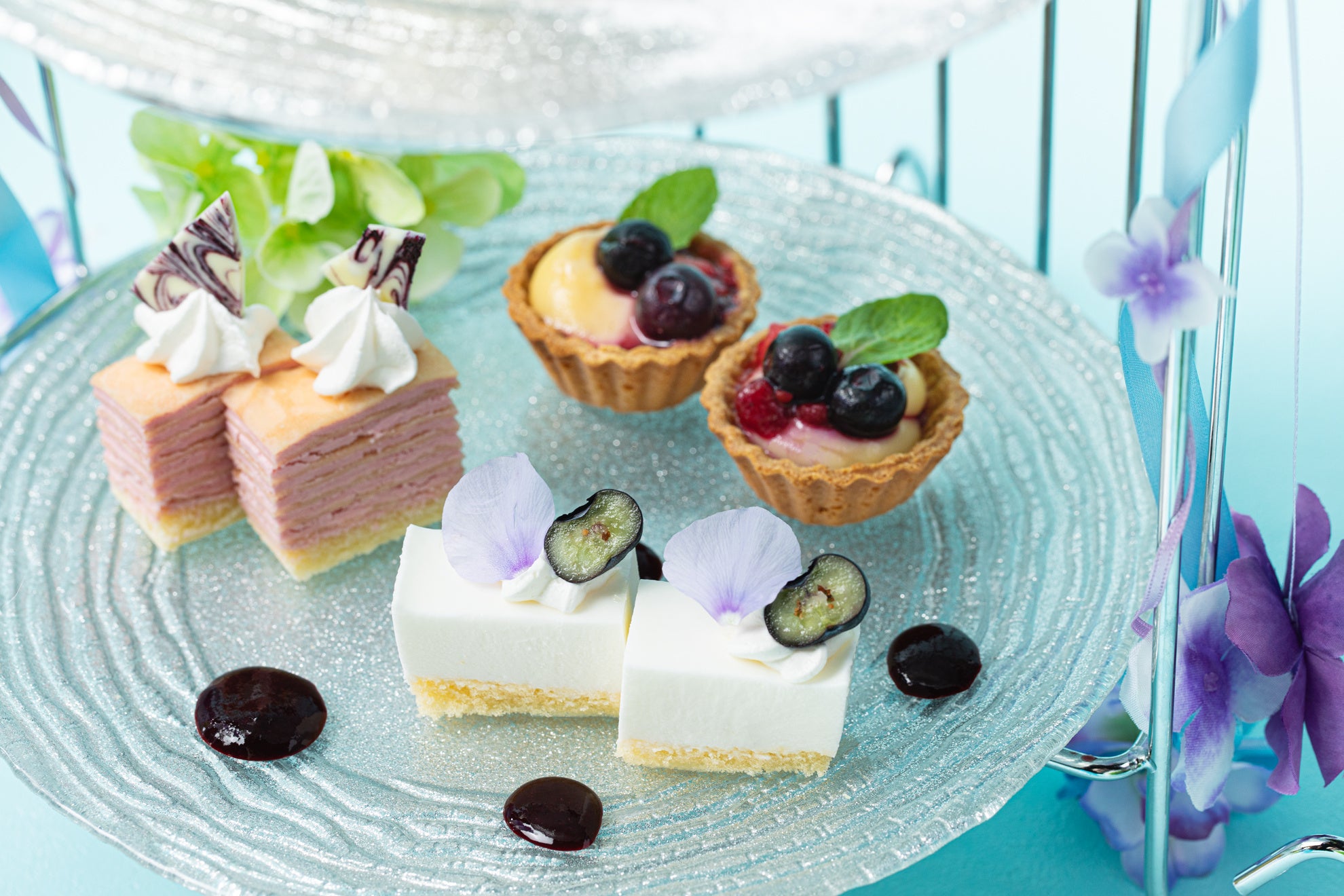 純白のミルクレープ、ベイクドチーズケーキ ブルーベリーソース、ブルーベリーとマスカルポーネのチーズタルト