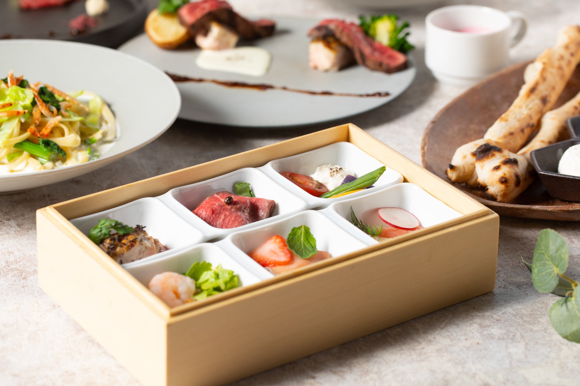 季節食材を使用した季節前菜6種の木箱