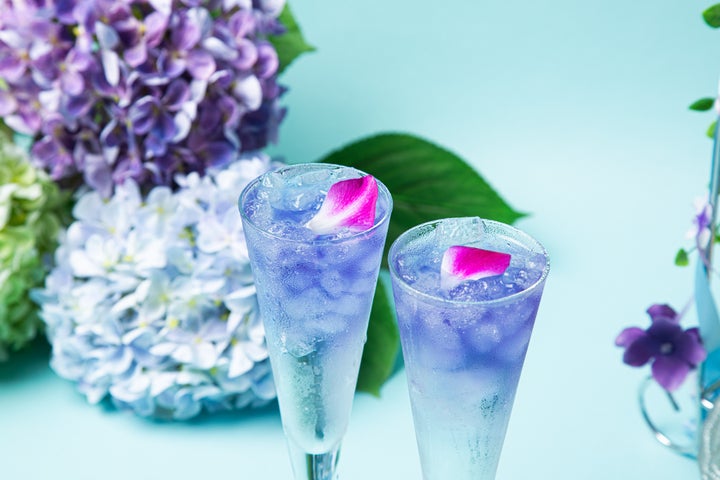 乾杯カクテルは紫陽花をイメージしたカクテル。ノンアルコールへの変更も可能。