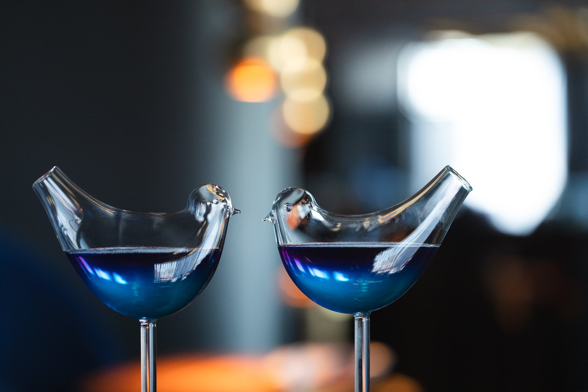 幸せの青い鳥をモチーフにしたバードグラス。　寄り添う姿に癒され、幸せな感情が生まれる。