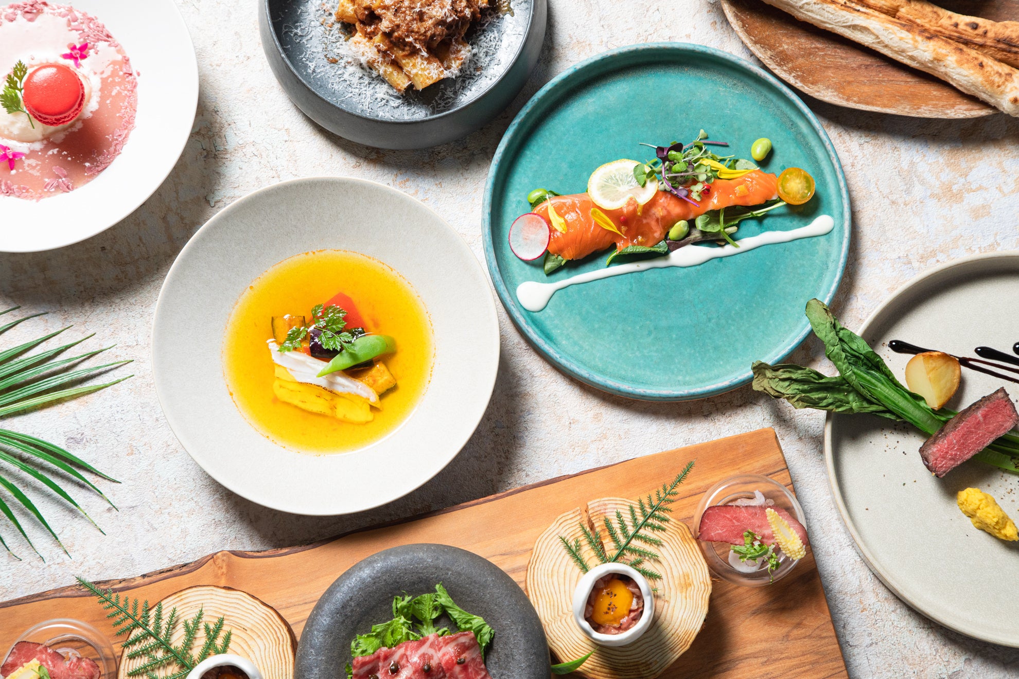 季節野菜を使用し目の前で完成されるスープや、2日間かけて柑橘マリネしたサーモンなど　様々な料理も楽しめる。