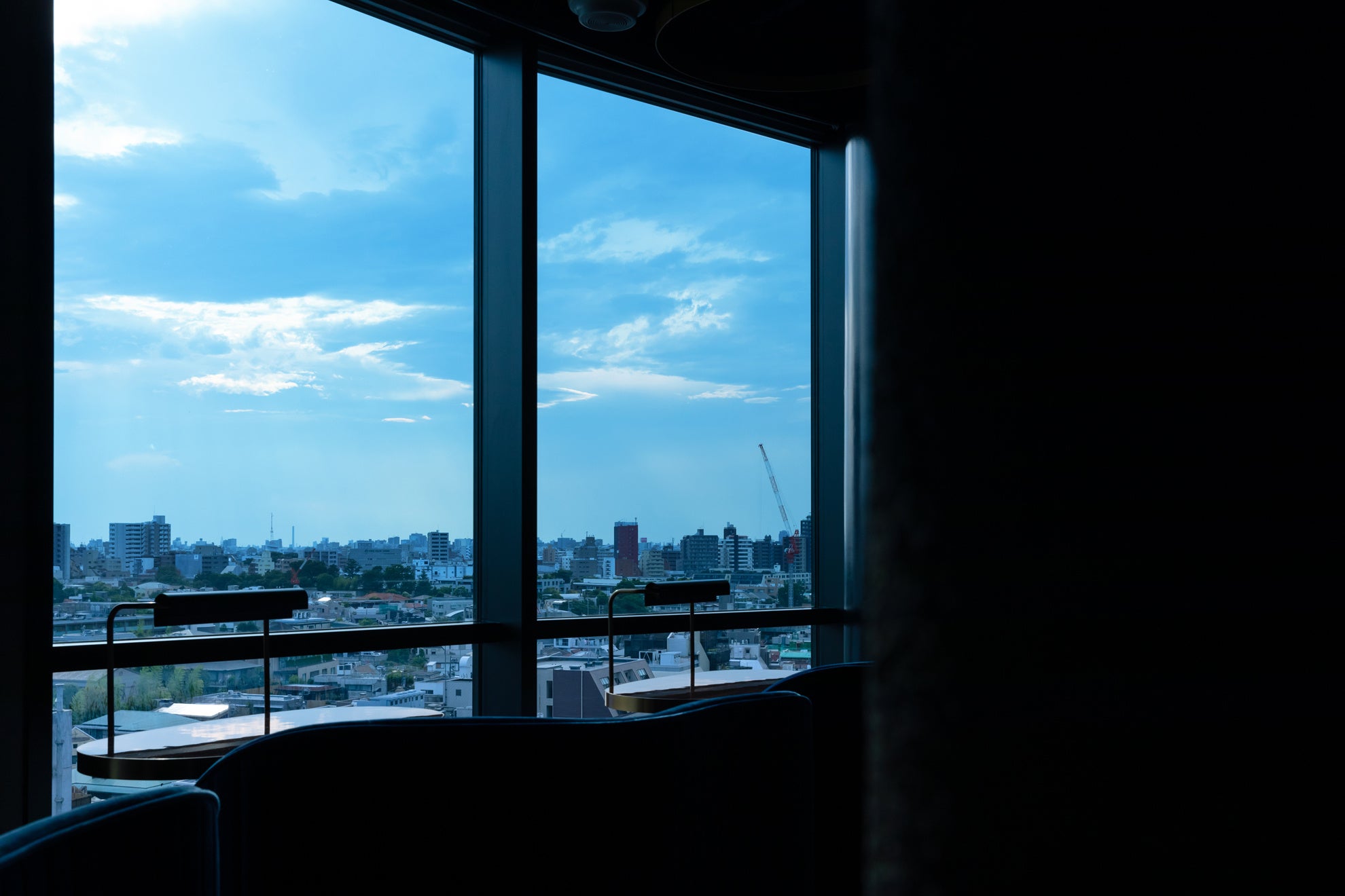 季節の空を目の前に感じるパノラマの窓。