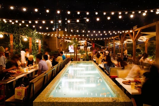 なんばパークス最上階の都市型BBQビアガーデン「ルーフトップBBQ」が今年は3月20日にOPEN!圧倒的な開放感と緑溢れるリゾート空間の中、オープン期間限定の食べ放題付きBBQが今年は新登場。 なんばパークス最上階の都市型BBQビアガーデン「ルーフトップBBQ」が今年は3月20日にOPEN!圧倒的な開放感と緑溢れるリゾート空間の中、オープン期間限定の食べ放題付きBBQが今年は新登場。