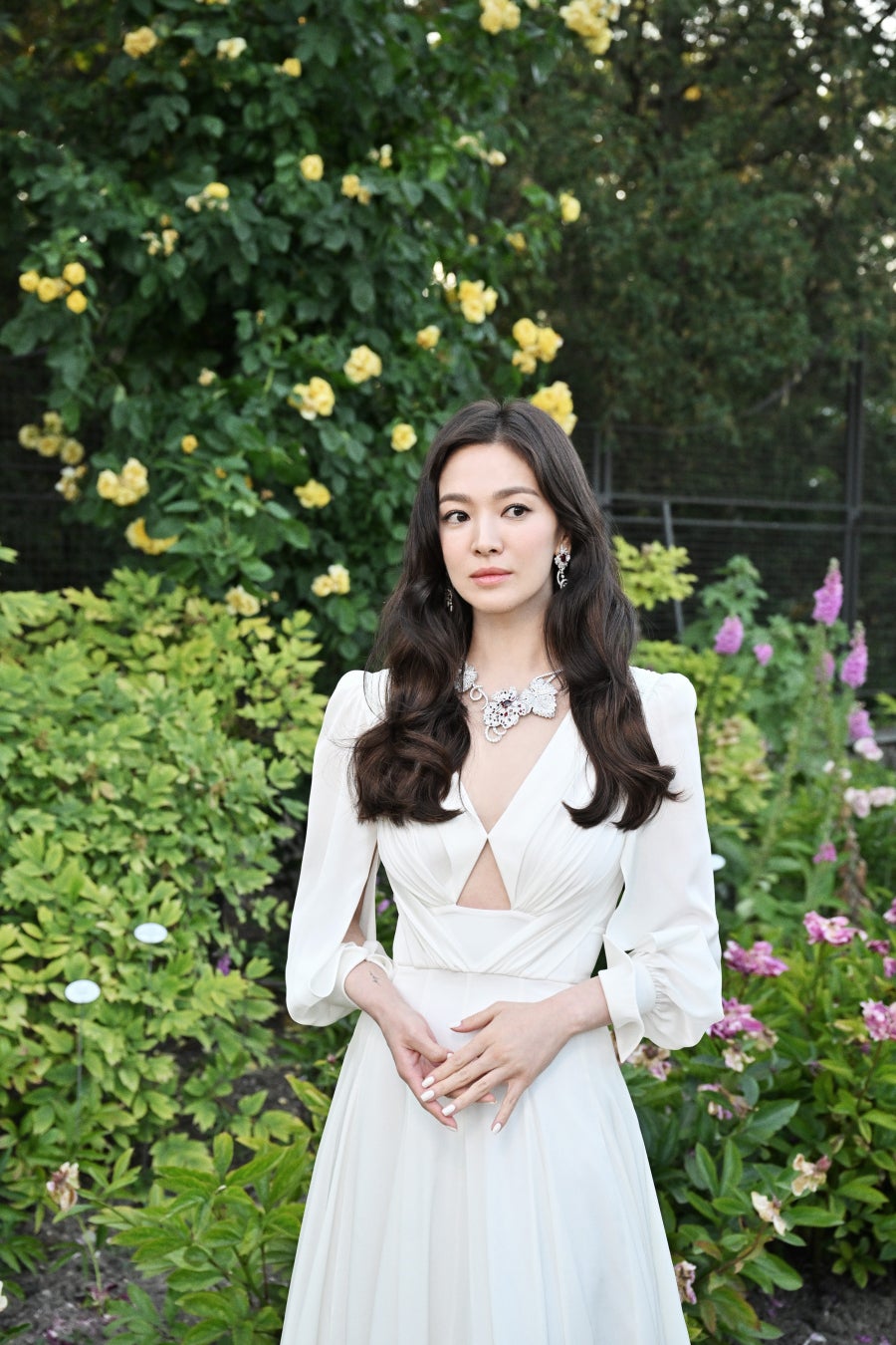 新作コレクションの「フェイ ドゥ ヴィーニュ」を纏う韓国女優のソン・ヘギョさん
