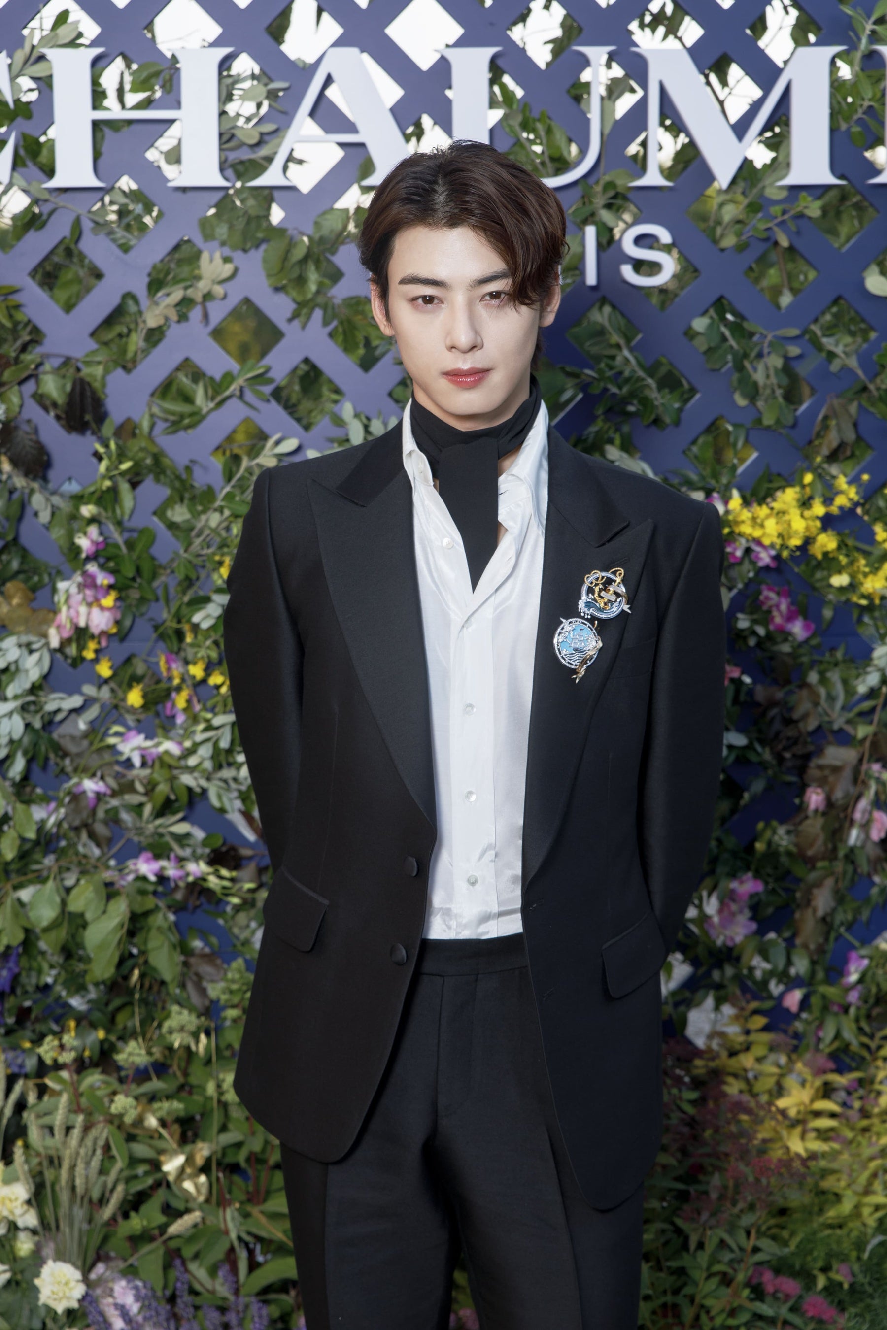 オンドゥ ゼ メルヴェイユ ドゥ ショーメの「アンカー」ブローチを纏う韓国俳優・歌手のチャウヌさん