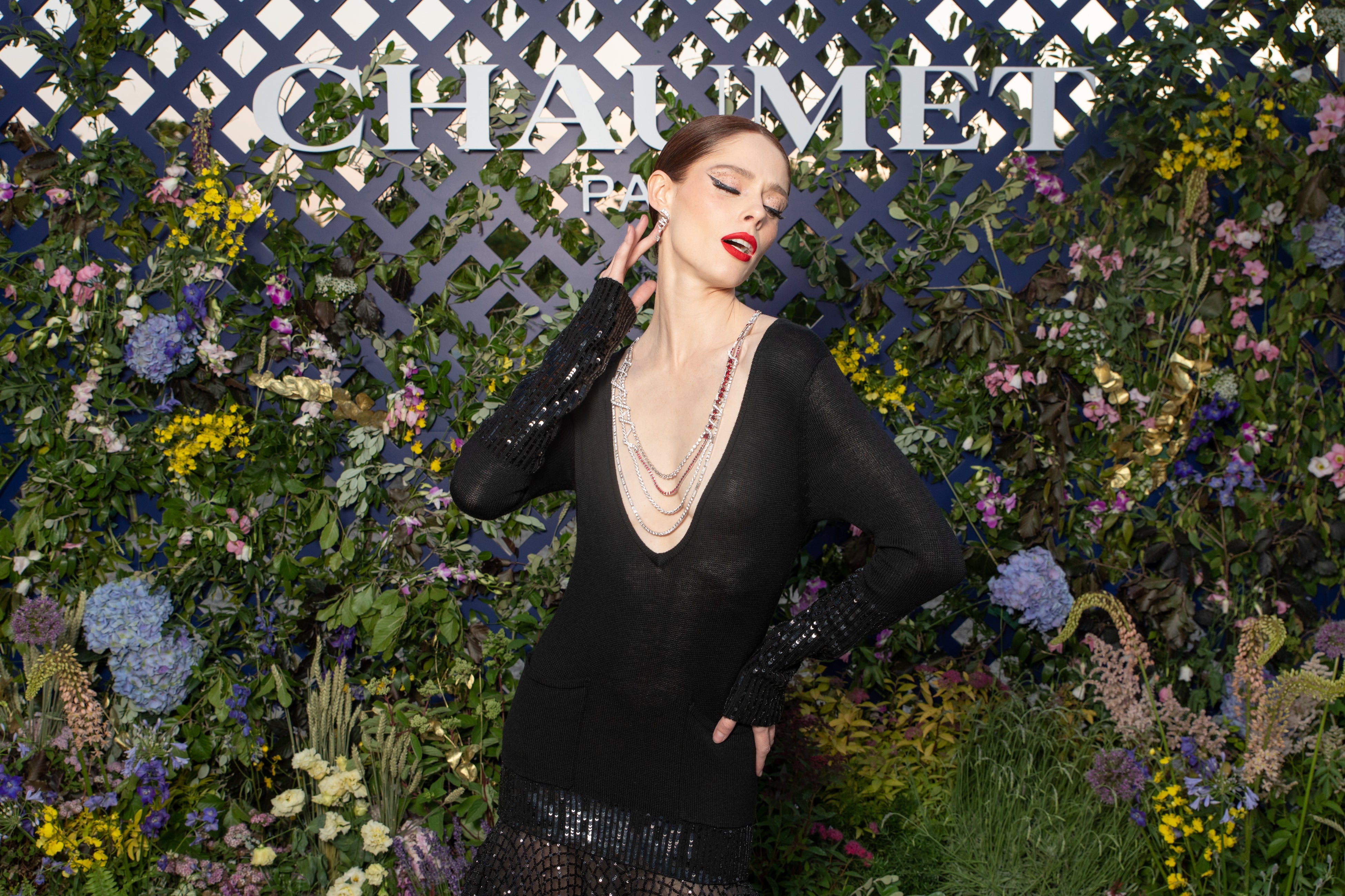 「トルサード」のネックレスを纏うモデルのココ・ロシャさん