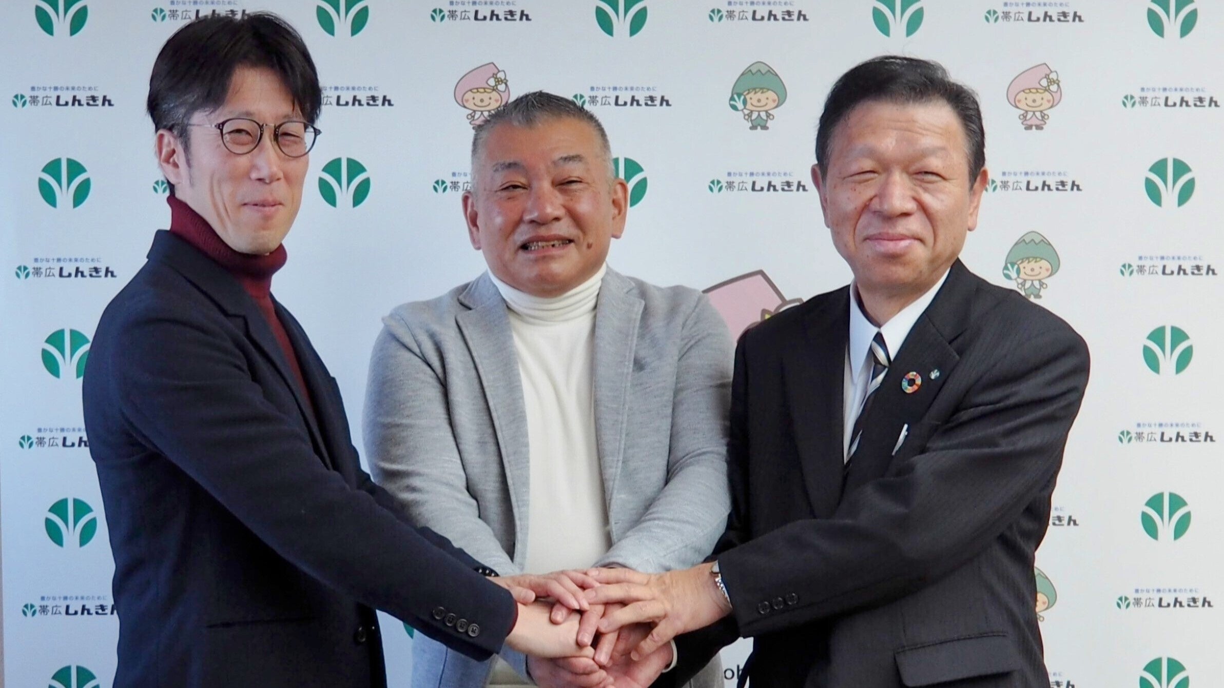 写真左：株式会社トラストバンク 代表取締役 川村 憲一、 写真中央：株式会社オフィス内田 会長 内田 勝規、写真右：帯広信用金庫 理事長 高橋 常夫