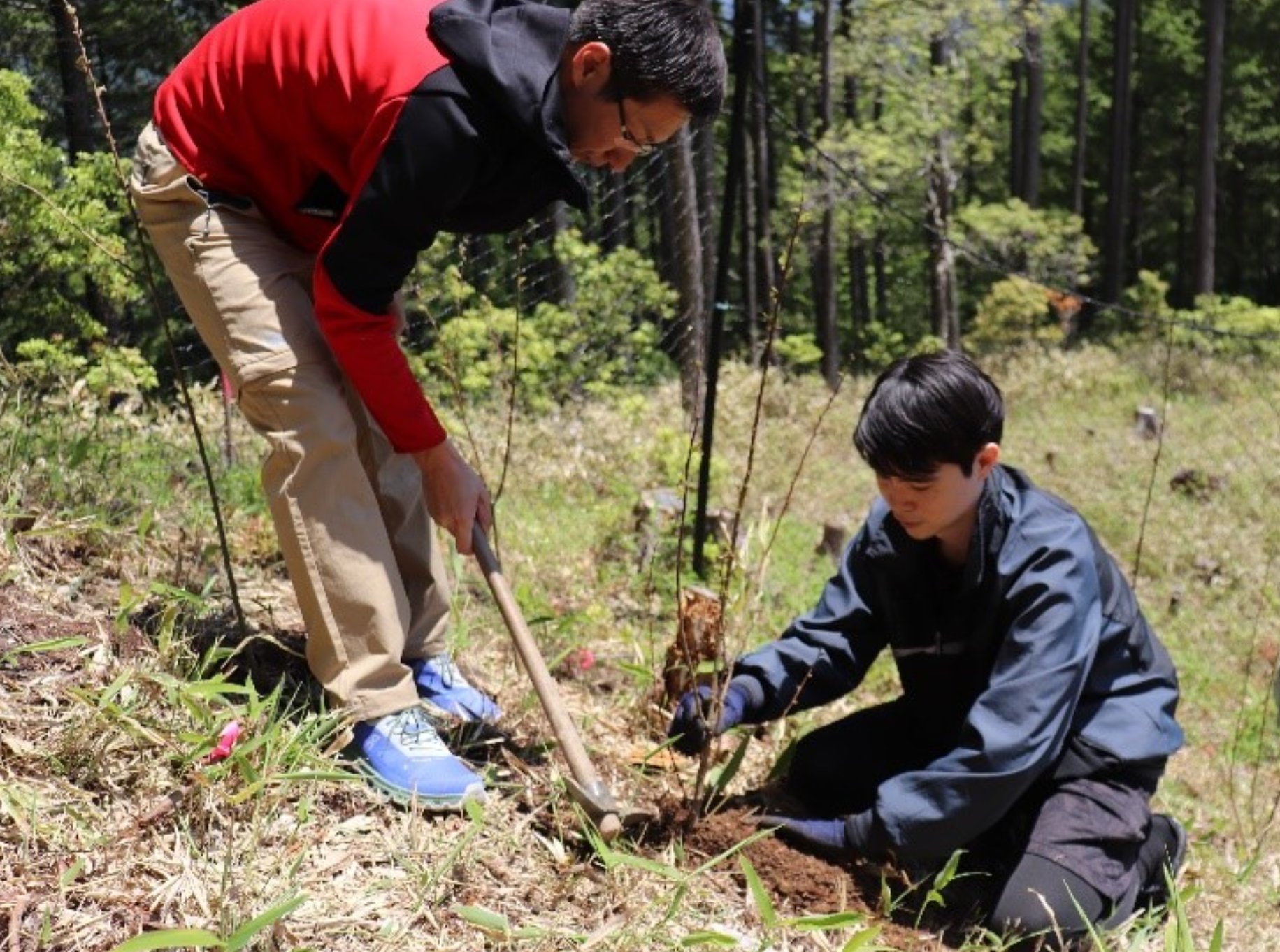 ＜記念植樹の様子➁＞