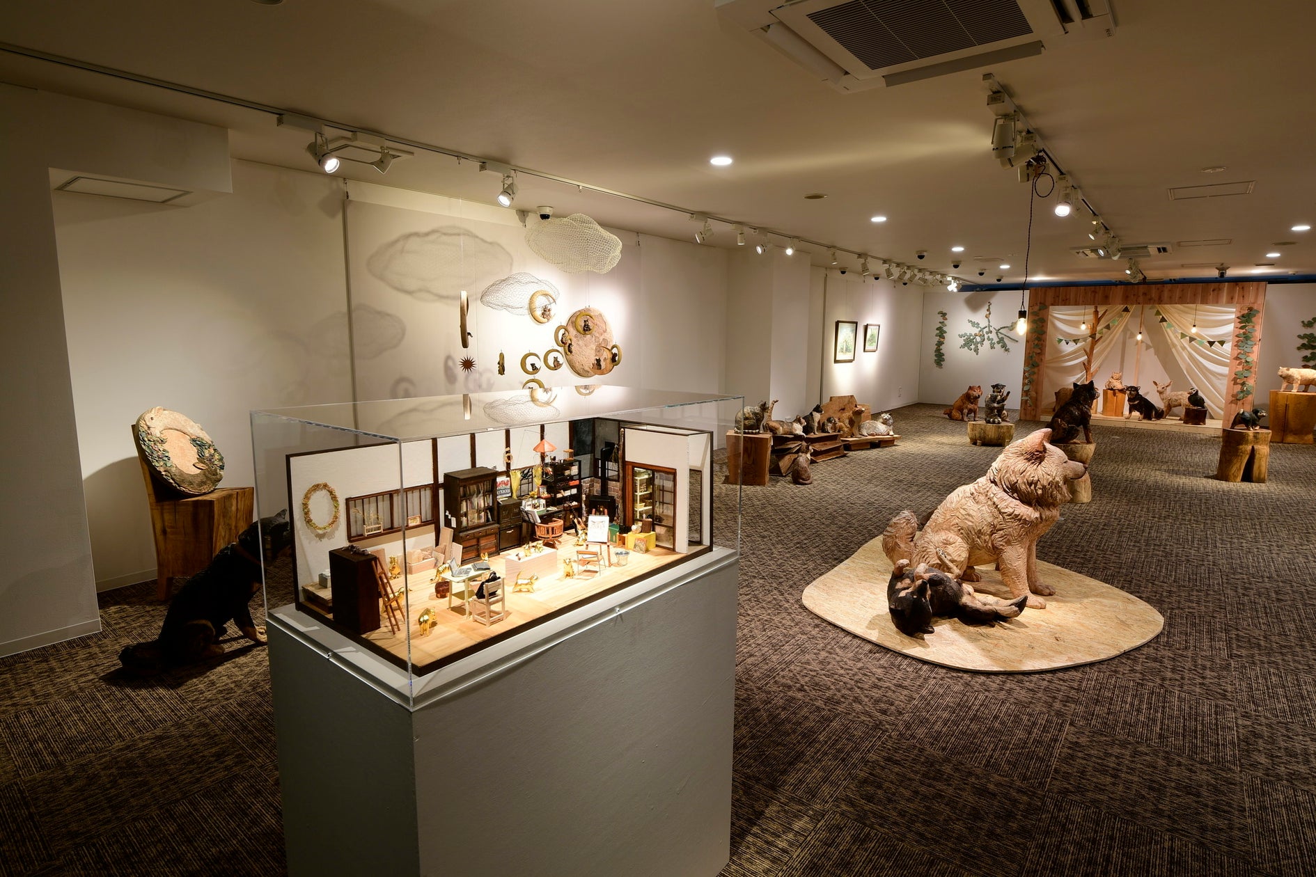 「純金オブジェコレクション」“動物オブジェシリーズ”の木彫り原型を手掛けたはしもとみお氏の個展 「はしもとみお 木彫展 -時をかけるケモノたち-」をギンザタナカ 銀座本店で開催