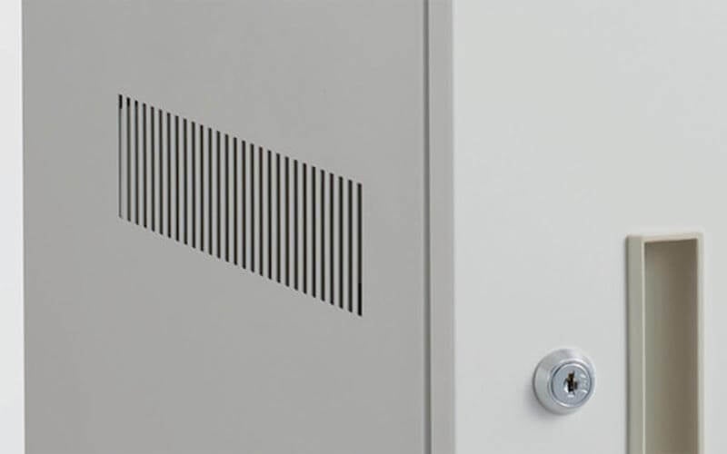 ▲ 側面にも排熱スリットを装備