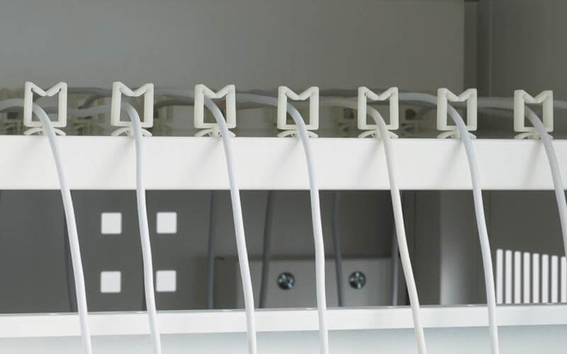 ▲ 背面には、充電用ケーブル(別売)をきれいに 収めることができるケーブルクリップを装備