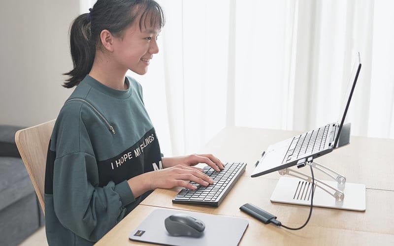 ▲ USBポートをふさがないBluetooth®モデル