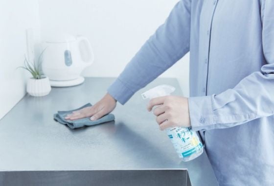 細かいミストで汚れを浮かせて落とす