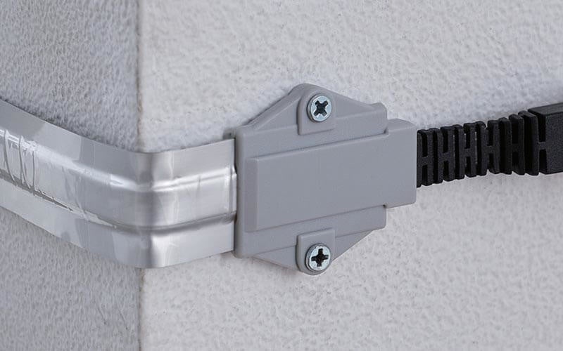 コーナー部分もスマートに折り曲げて配線可能